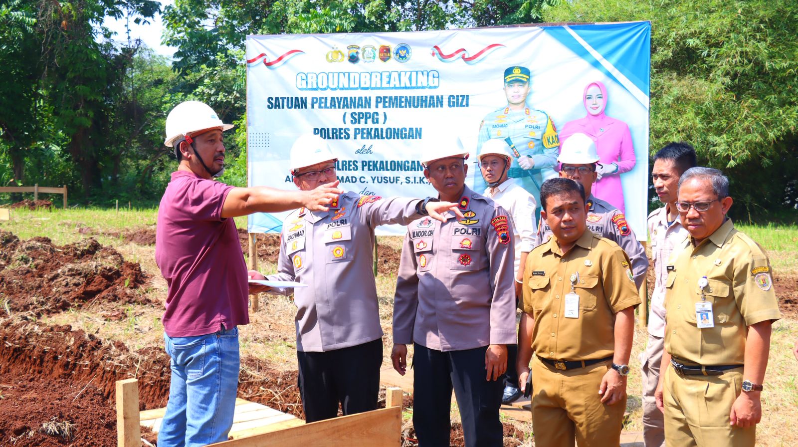 MULAI DIBANGUN: Kapolres Pekalongan Rachmad C Yusuf saat peletakan batu pertama pembangunan SPPG Polres Pekalongan, Selasa (26/8/2025).