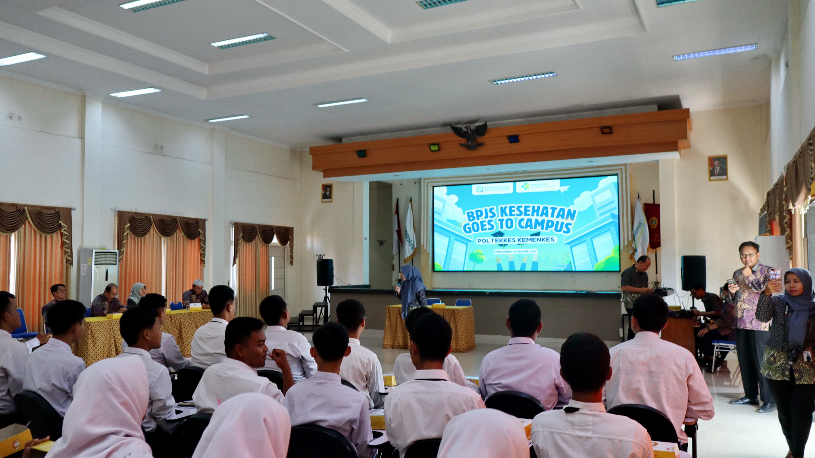 PAPARAN -Kepala BPJS Kesehatan Cabang Pekalongan dr Sri Mugirahayu saat erikan paparan tetan JKN kepada Maba di Poltekkes Kemenkes Pekalongan di aula kampus setempat, Selasa (26/8/2025).