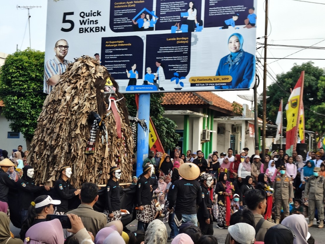 MERIAH: Salah satu kreasi patung raksasa yang memeriahkan pawai kemerdekaan di Kabupaten Batang.