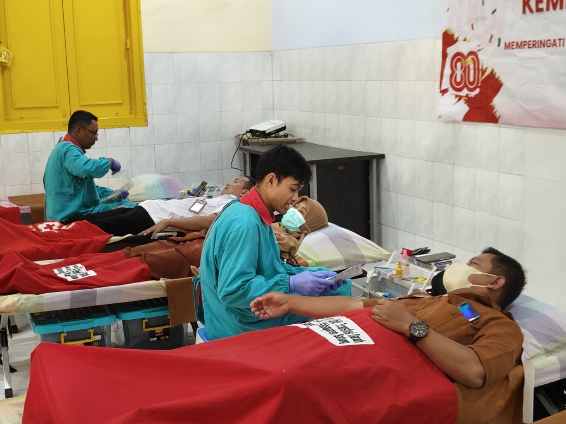 DONOR DARAH: Para pendonor saat mendonorkan darahnya di RSUD Batang.