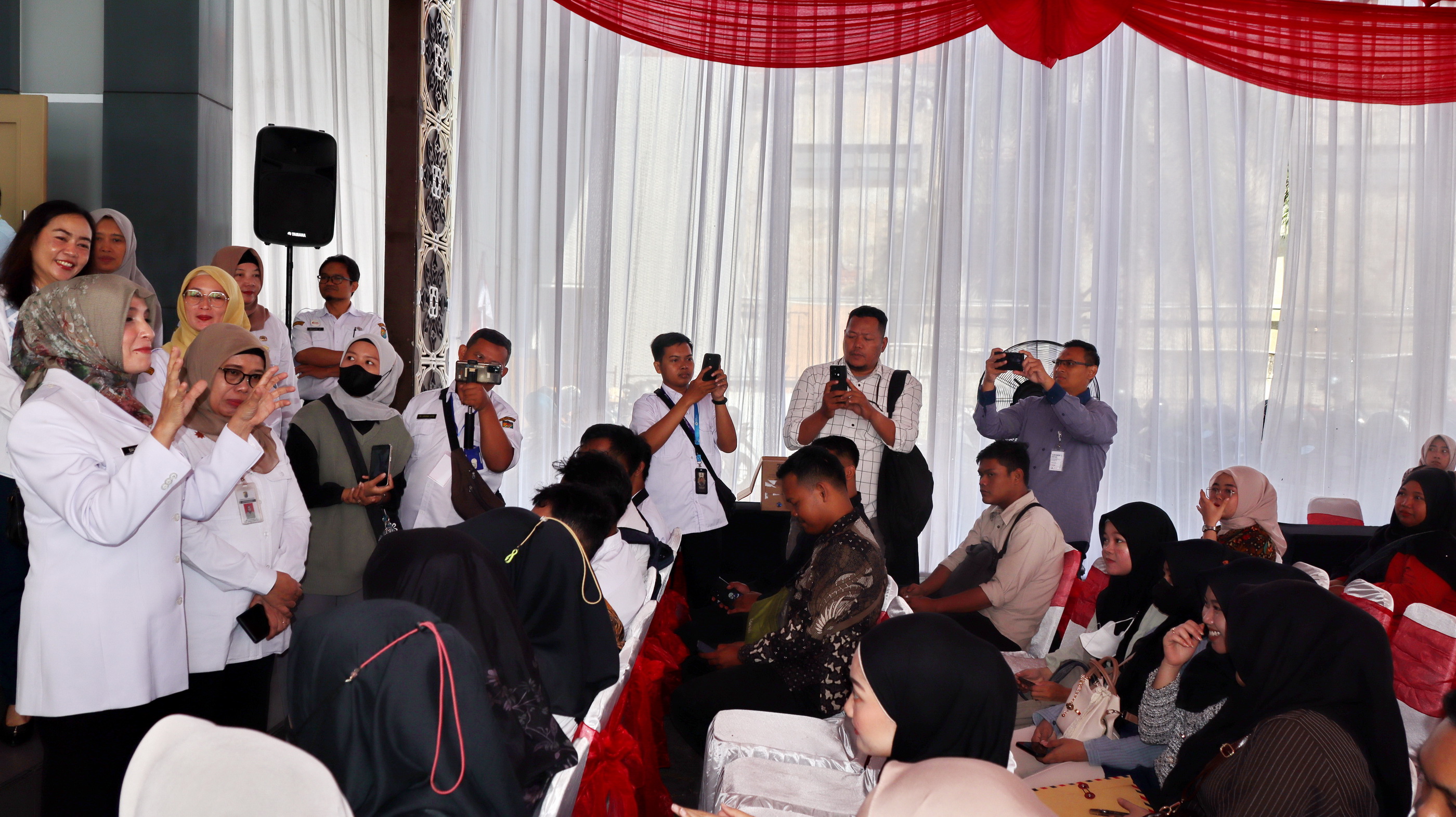 MOTIVASI - Wakil WaliKota Pekalongan Hj Balgis Diab saat bercengkrama dengan pencaker, beri motivasi agar semangat dan didoakan semoga dapat kerja yang tepat, di hotel Hojo, Rabu (27/8/2025).