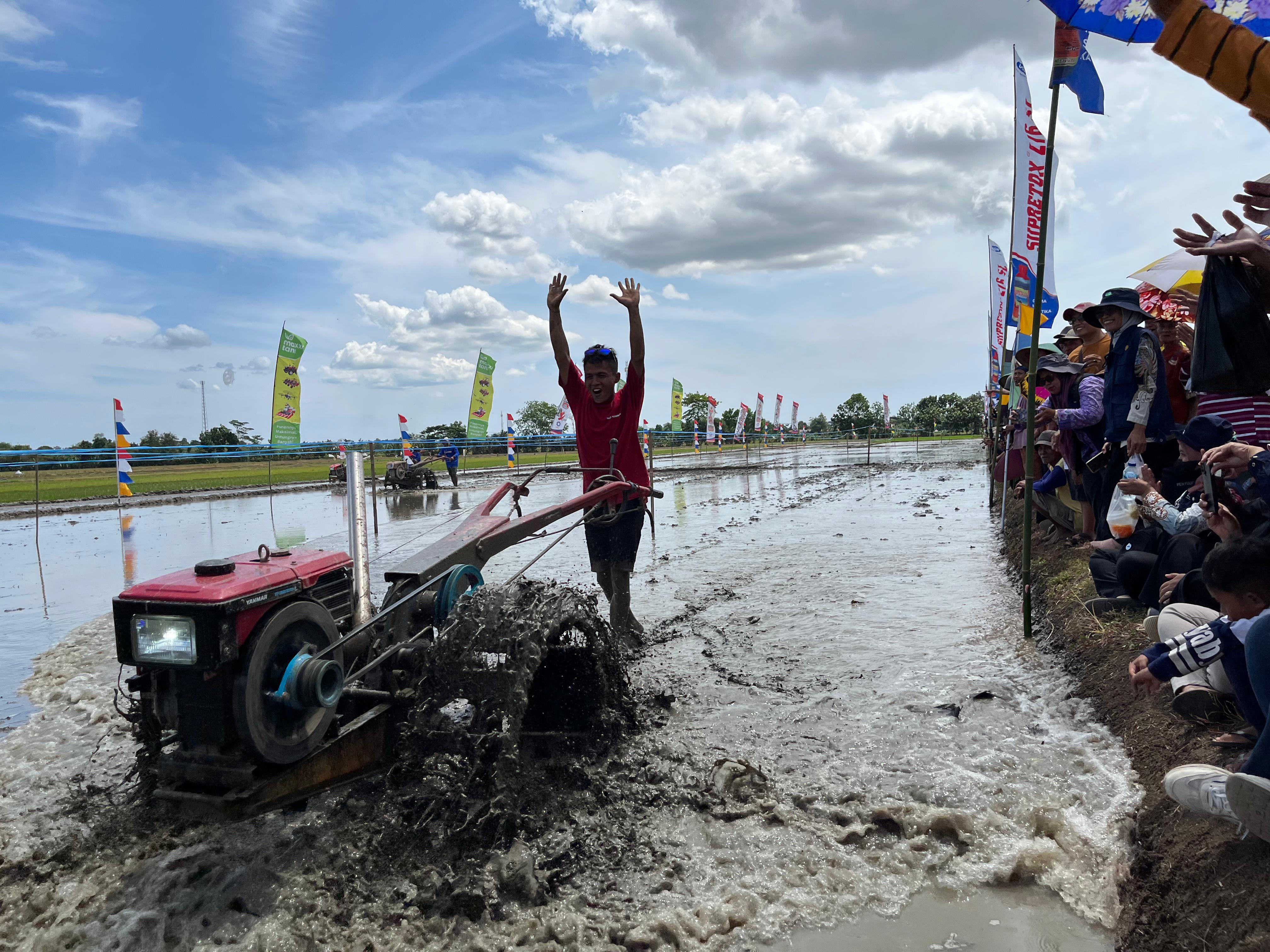 BERGAYA: Peserta balap traktor sawah bergaya ketika hampir capai garis finis dalam pertandingan Balap Traktor sawah Desa Sumub Lor, Kecamatan Sragi, Kabupaten Pekalongan, Kamis (28/8/2025).