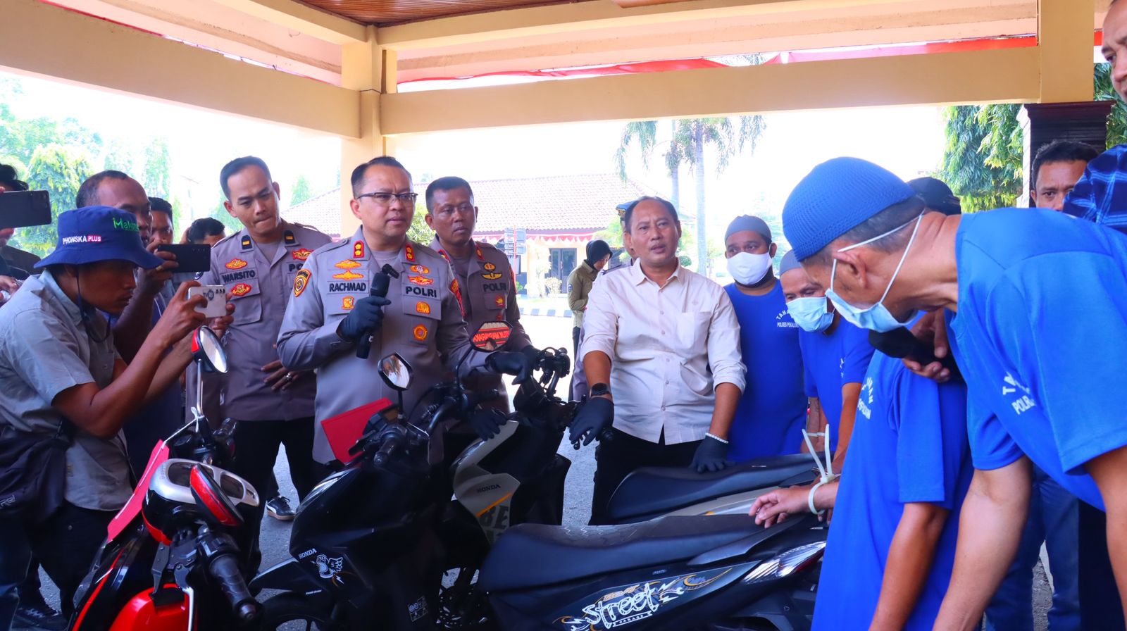 KRIMINAL: Tersangka R saat diminta menjawab pertanyaan-pertanyaan wartawan saat konferensi pers ungkap kasus Polres Pekalongan, Selasa (26/8/2025).