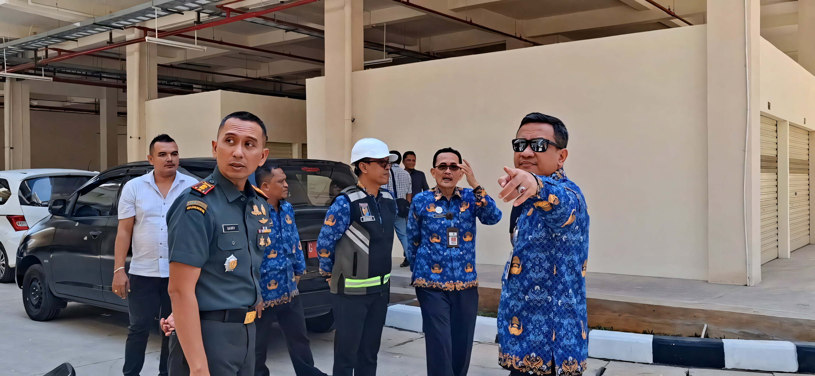 CEK PEMBANGUNAN &ndash; Walikota Pekalongan HA Afzan Arslan Djunaid saat mengecek kondisi terbaru Pembangunan pasar Banjarsari beberapa waktu kemarin.