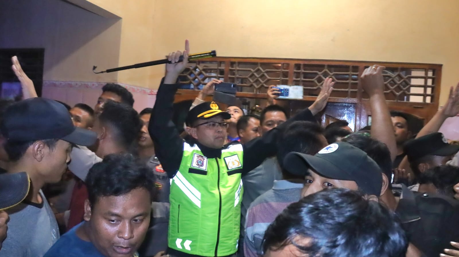 DIGERUDUK WARGA: Kapolres Pekalongan AKBP Rachmad C. Yusuf saat mencoba menenangkan warga yang menggeruduk rumah terduga pelaku, Kamis malam (28/8/2025).