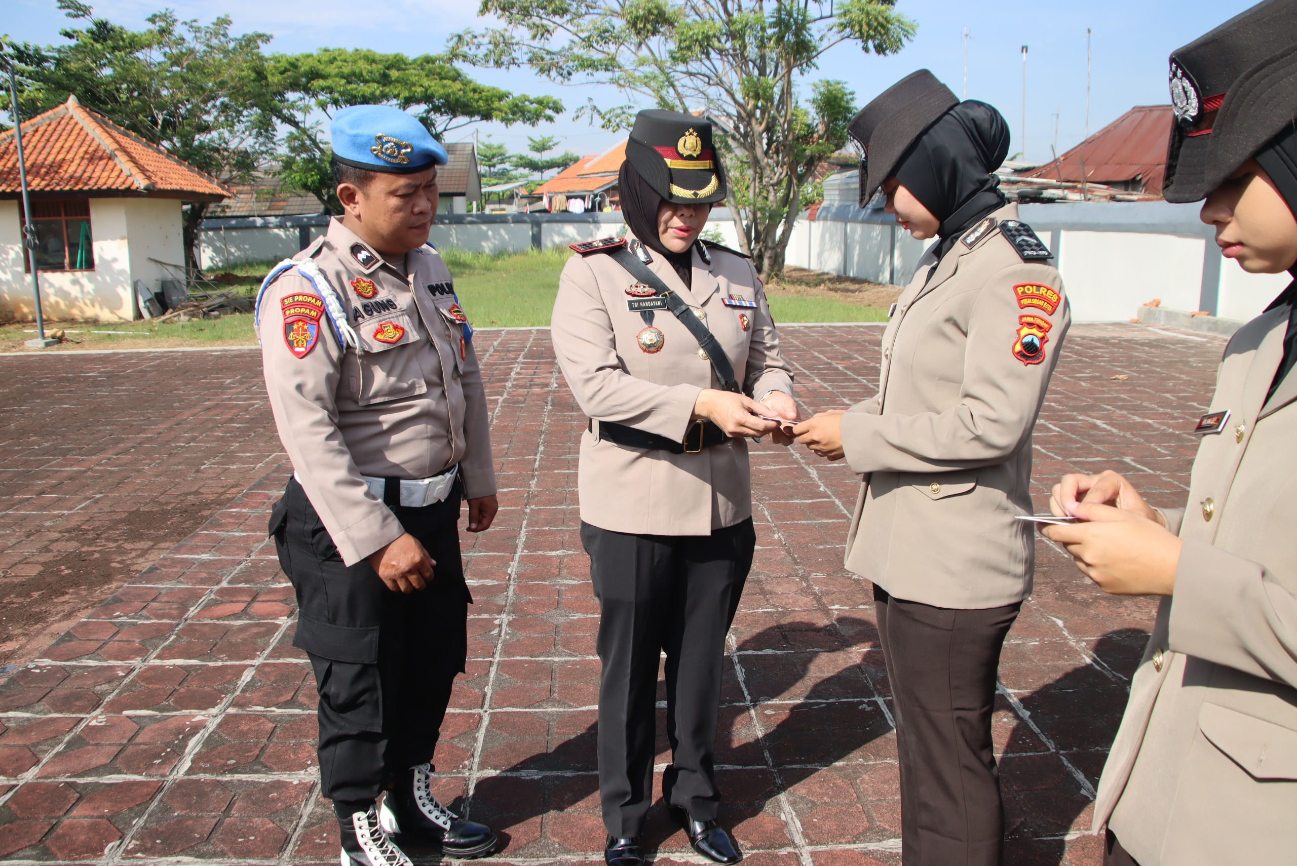 PERIKSA - Beberapa anggota Polwa Polres Pekalongan Kota diperiksa data diri dan kelegkapannya oleh Polwan senior dan petugas setempat, usai ziarah pahlawan, (27/8/2025) kemarin.