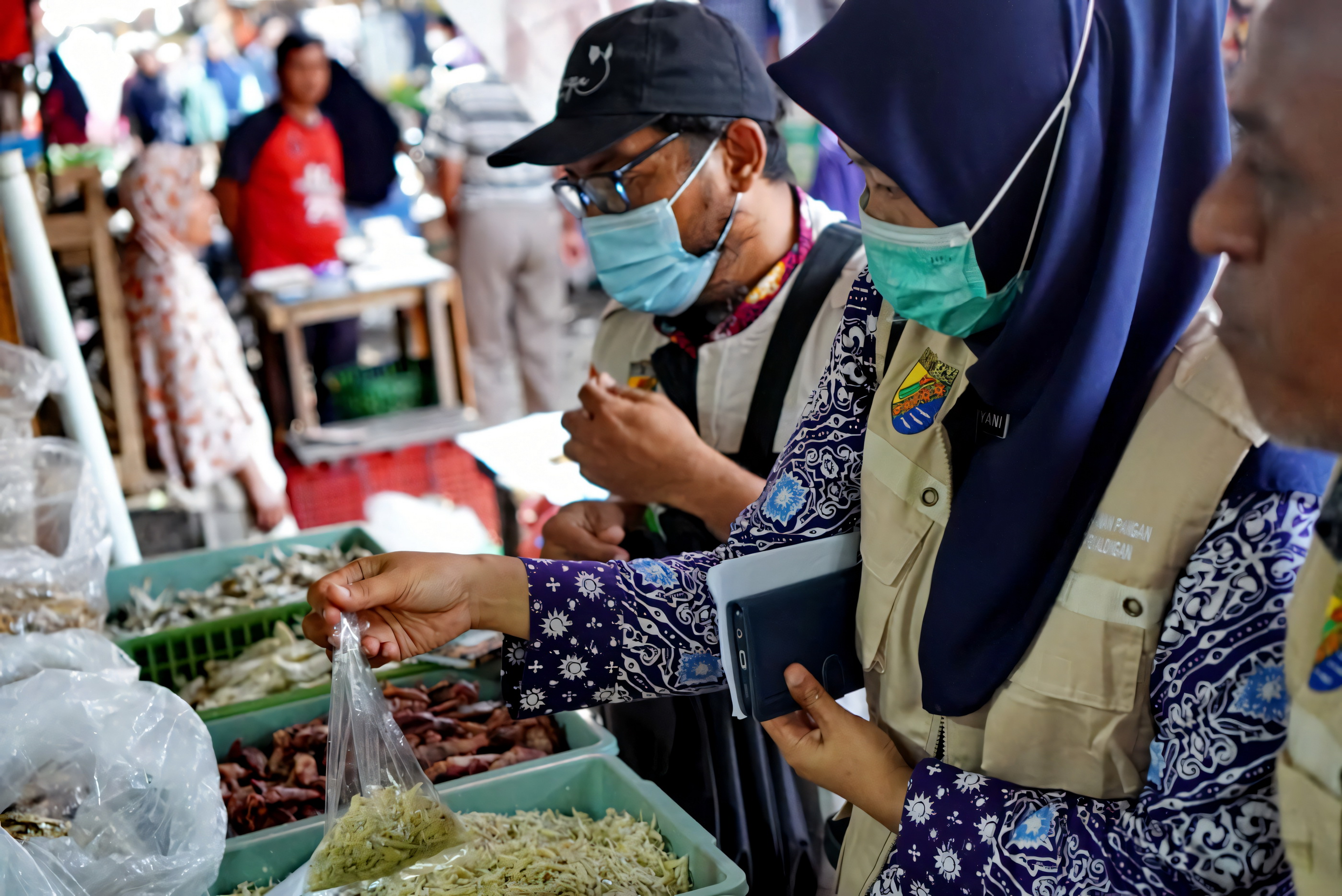 CEK PASAR -Tim JKPD Pemkot Pekalongan saat mendatangi salah satu pedagang di pasar Kota Pekalongan, sidak pangan berbahaya, Kamis (28/8/2025) kemarin.