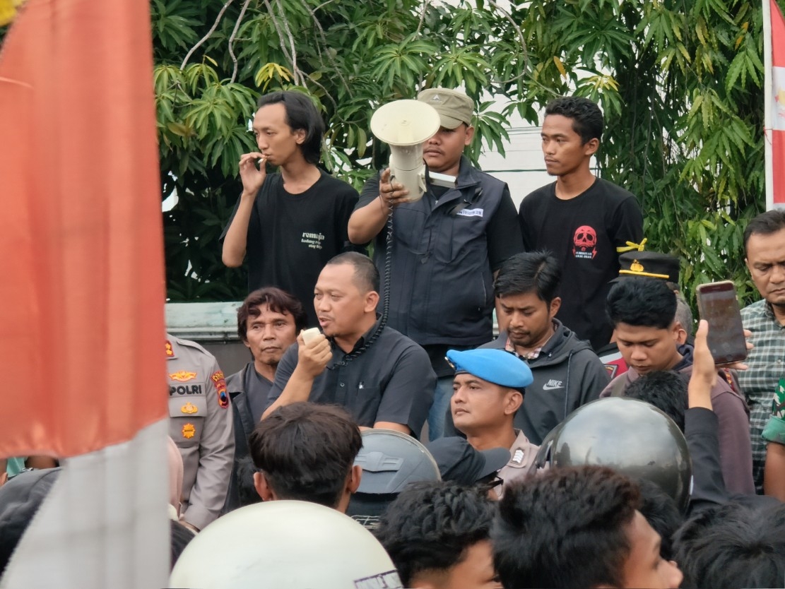 TEMUI PENDEMO: Ketua DPRD Kabupaten Batang Suudi saat melakukan orasi di hadapan massa aksi.