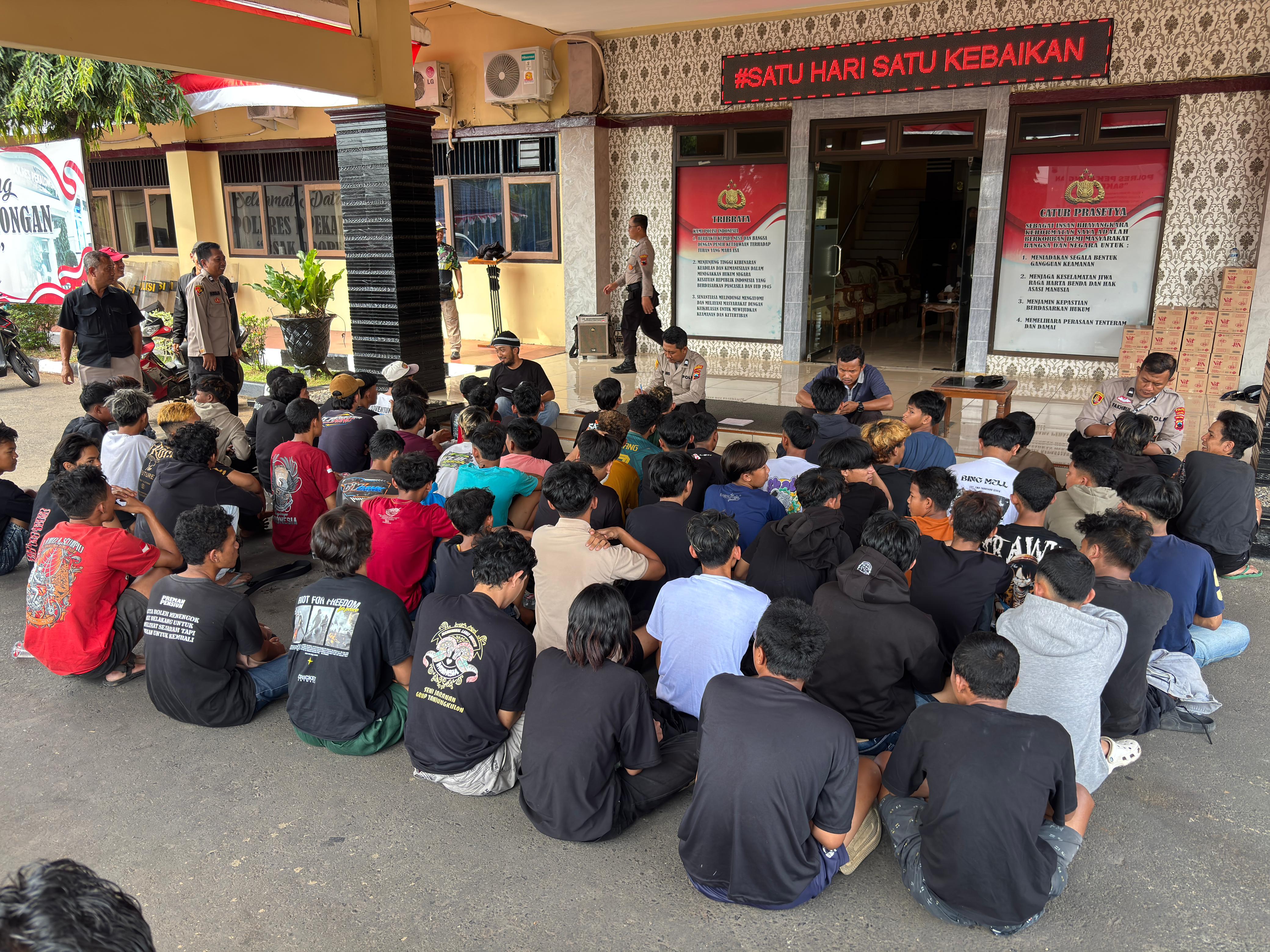 DIGELANDANG: Puluhan remaja terjaring patroli skala besar dikumpulkan di halaman Polres Pekalongan, Minggu (31/8/2025).