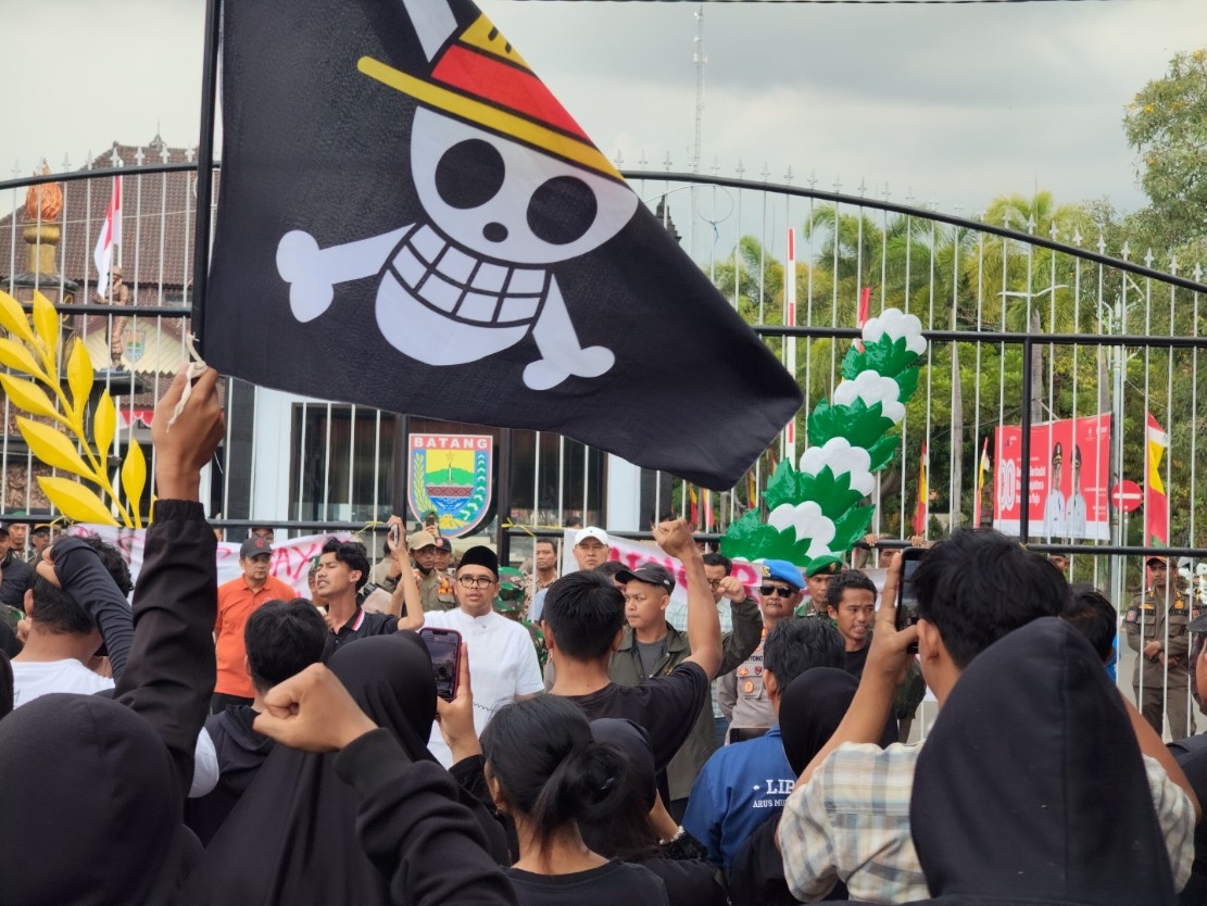 TEMUI PENDEMO: Bupati Batang M Faiz Kurniawan saat melakukan orasi di hadapan massa aksi.
