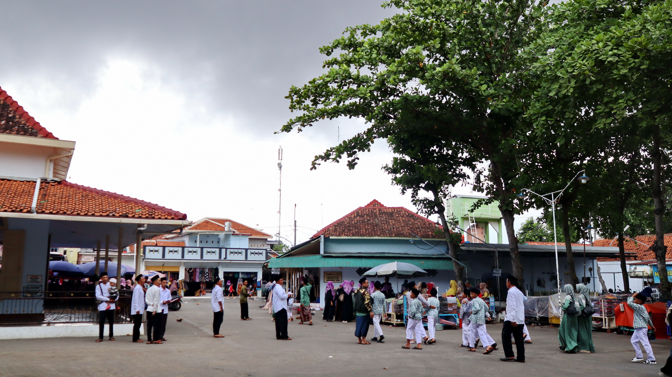 RAMAI - Peziarah saat beraktivitas&nbsp;di kompleks&nbsp;Makam Sapuro, yang kini dijaga oleh Satlinmas agar lebih aman.