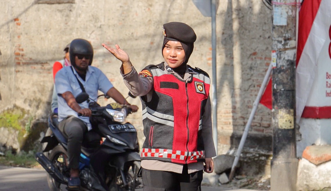 BERTUGAS - Bripda Tiana Dwi Agustin, anggota Satuan Samapta Polres Pemalang saat bertugas.