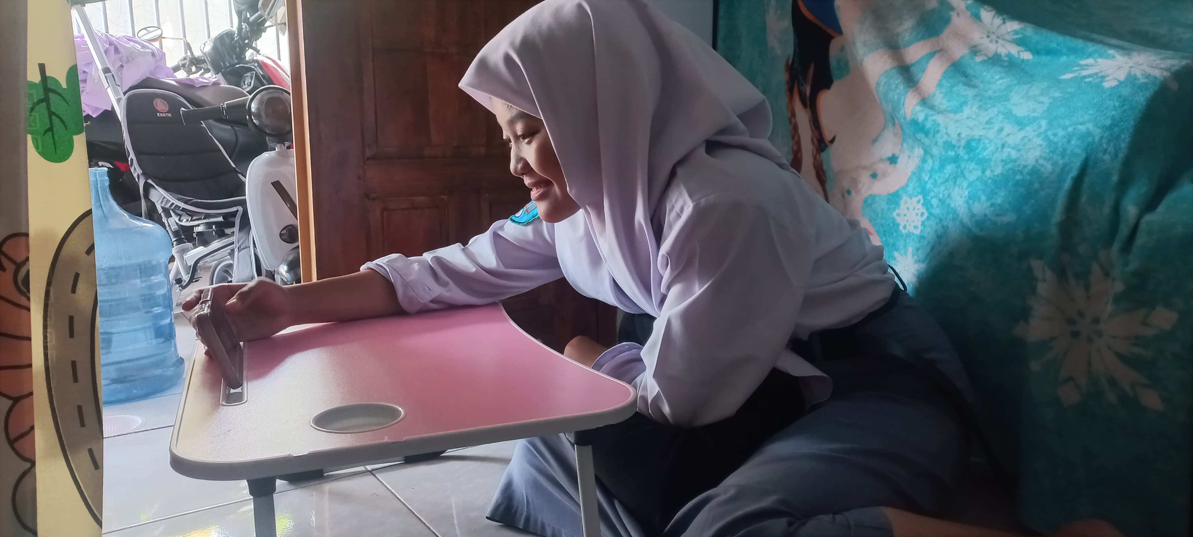 KBM DARING: Ashila, salah satu siswa SMAN 1 Kajen saat mengikuti kegiatan belajar-mengajar (KBM) daring yang diberlakukan sekolahnya untuk antisipasi dampak kericuhan demonstrasi, Senin (1/9/2025).
