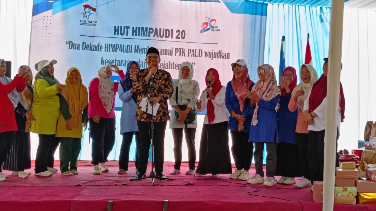 KESEJAHTERAAN: Bupati Batang M Faiz Kurniawan saat memberikan sambutan dalam peringatan HUT Himpaudi.