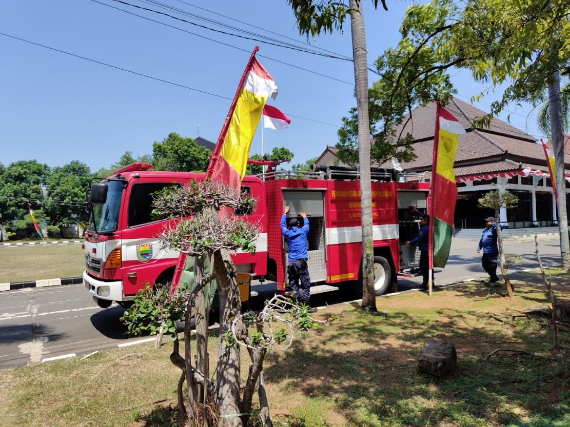 SIAGA: Para petugas pemadam kebakaran saat memeriksa mobil Damkar yang bersiaga di Pemda Batang.