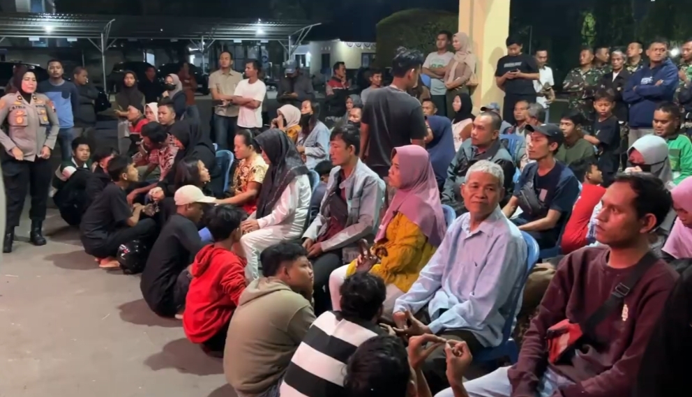 SUNGKEM: Remaja yang dibebaskan diminta sungkem kepada orang tua masing-masing sebelum meninggalkan Polres Pekalongan, Minggu (31/8/2025) malam.