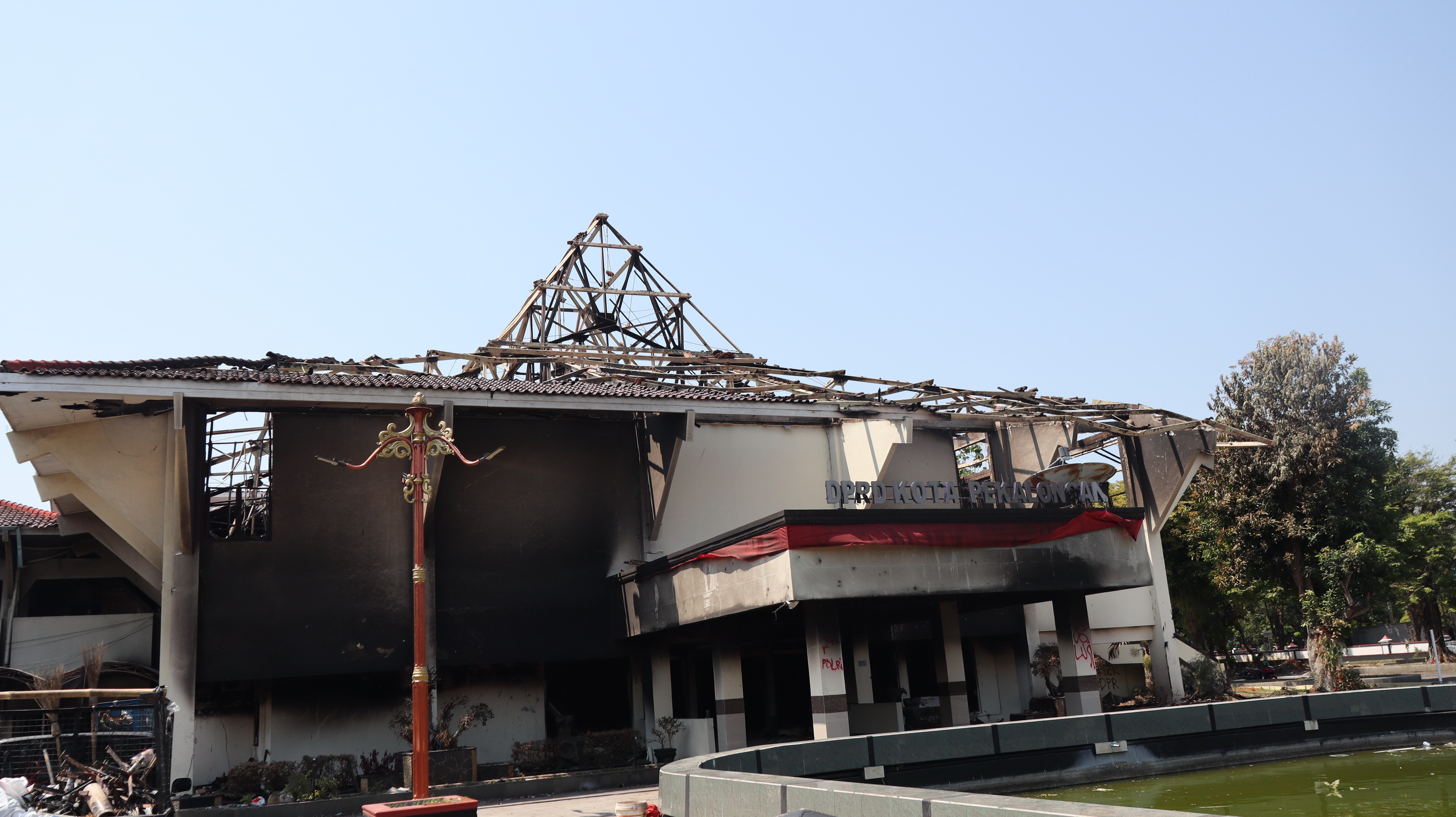 PORAK PORANDA - Penampakan gedung DPRD Kota Pekalongan yang dibakar massa anarkis pada kejadian 30 Agustus kemarin, pada Senin (1/9/2025).