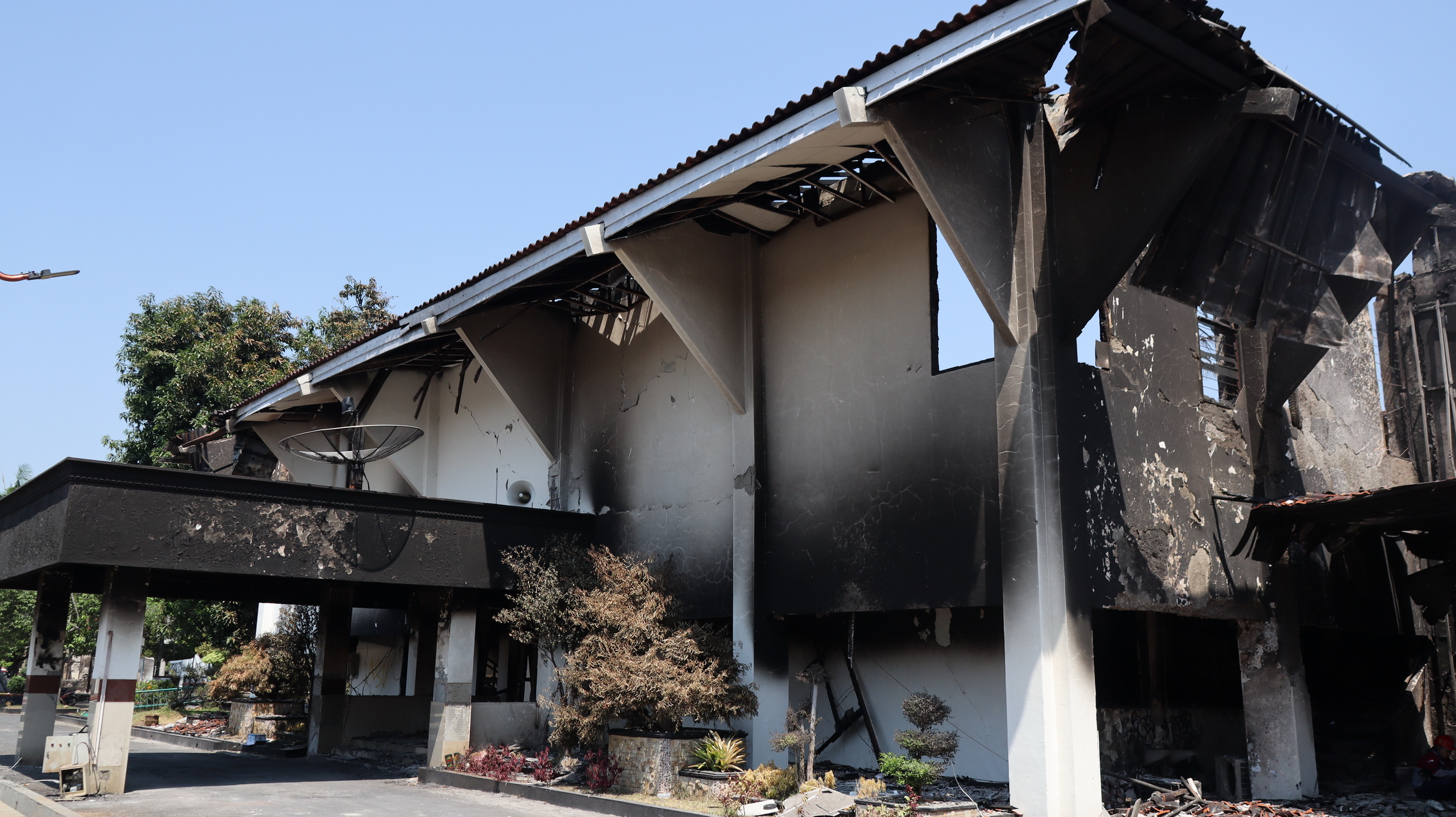 RUSAK PARAH - Penampakan Gedung Sekretariat Pemkot Pekalongan dan ruang kerja Walikota Pekalongan yang terbakar habis, pada Senin 91/9/2025).