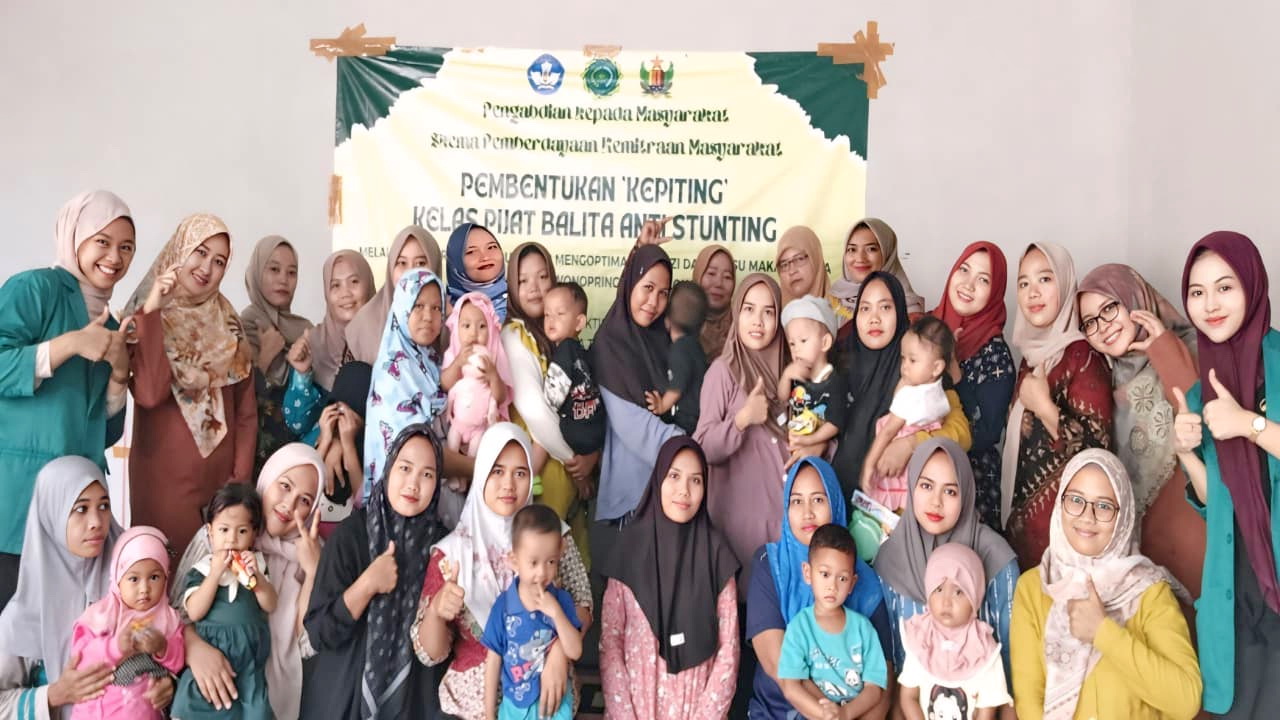 SEMANGAT : Ibu -ibu Desa Getas Kabupaten Pekalongan berfoto bersama tim UMPP, usai menggelar kelas Pijat balita anti stunting.