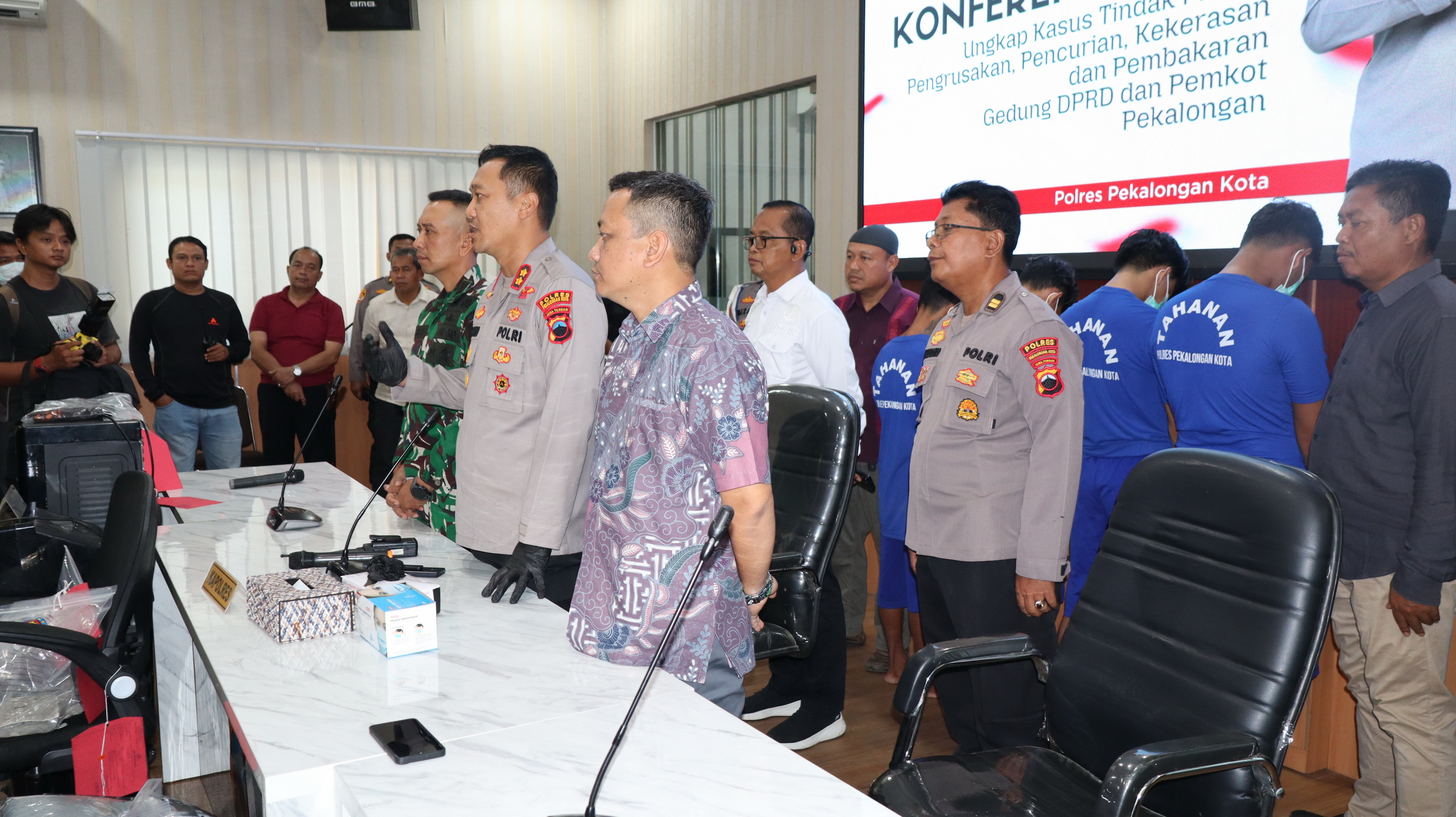 KETERANGAN -&nbsp;Kapolres Pekalongan Kota, AKBP Riki Yariandi, bersama Walikota aaf dan Dandim Gery saat berikan keterangan, di Mapolres Pekalongan Kota, Selasa (2/9/2025).