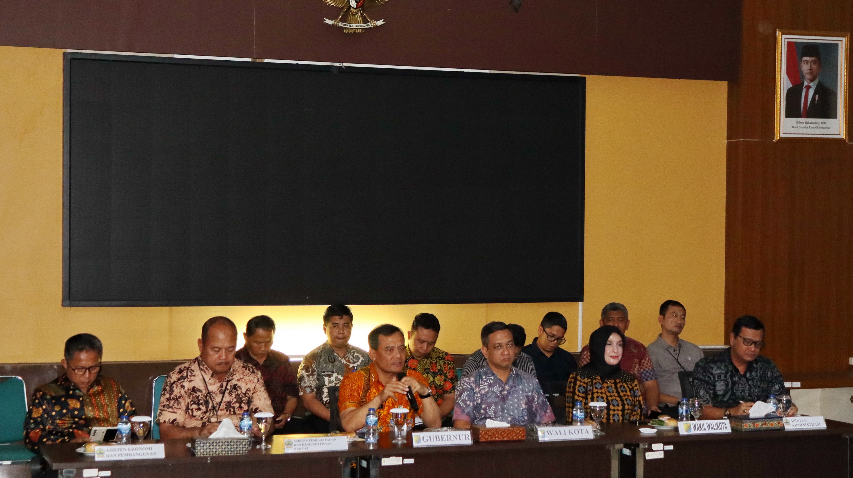 BERI MOTIVASI - Gubernur Jateng Ahmad Luthfi, saat beri motivasi kepala OPD dan pejabat di lingkup Pemkot Pekalongan, pasca tragedi 30 Agustus 2025, di Ruang Buketan Selasa (2/9/2025).