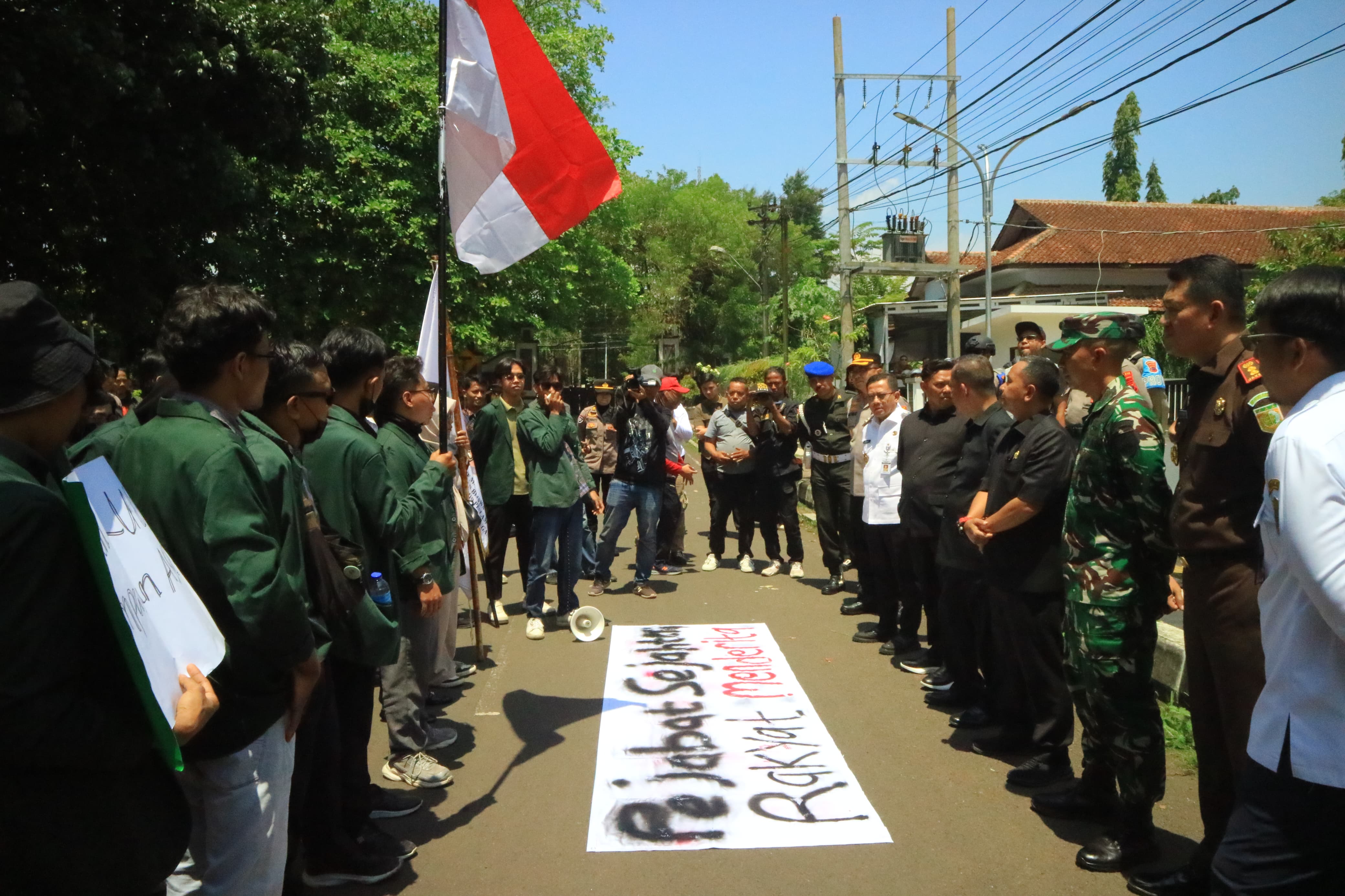 UNJUK RASA: Mahasiswa UIN Gus Dur Pekalongan saat berorasi di depan kantor DPRD Kabupaten Pekalongan, Rabu (3/9/2025). Massa ditemui oleh Pimpinan DPRD dan Wabup Pekalongan.