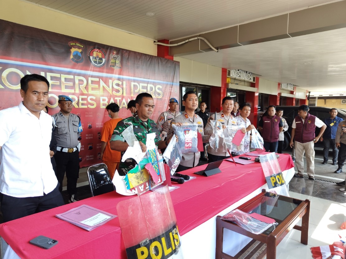 TERSANGKA: Kapolres Batang AKBP Edi Rahmat Mulyana saat menunjukkan barang bukti aksi anarkis di depan Gedung DPRD Kabupaten Batang.