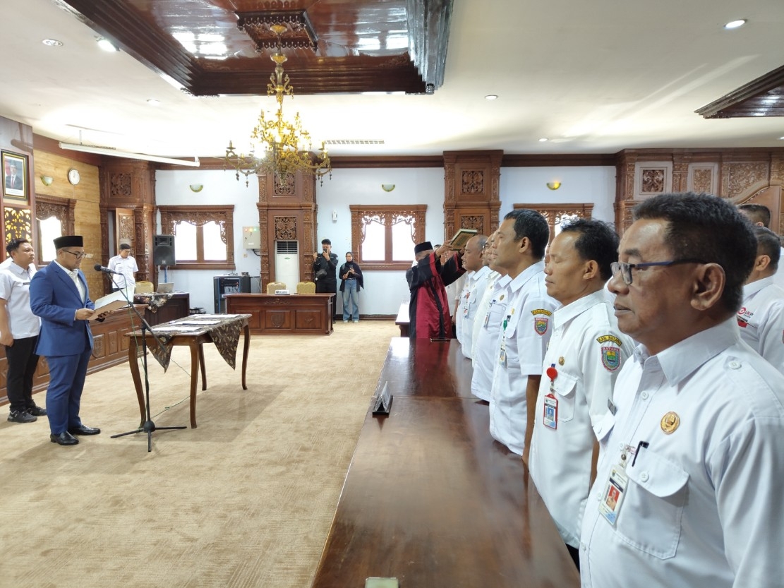 PELANTIKAN: Bupati Batang M Faiz Kurniawan saat melantik para pejabat di lingkungan Pemkab Batang.
