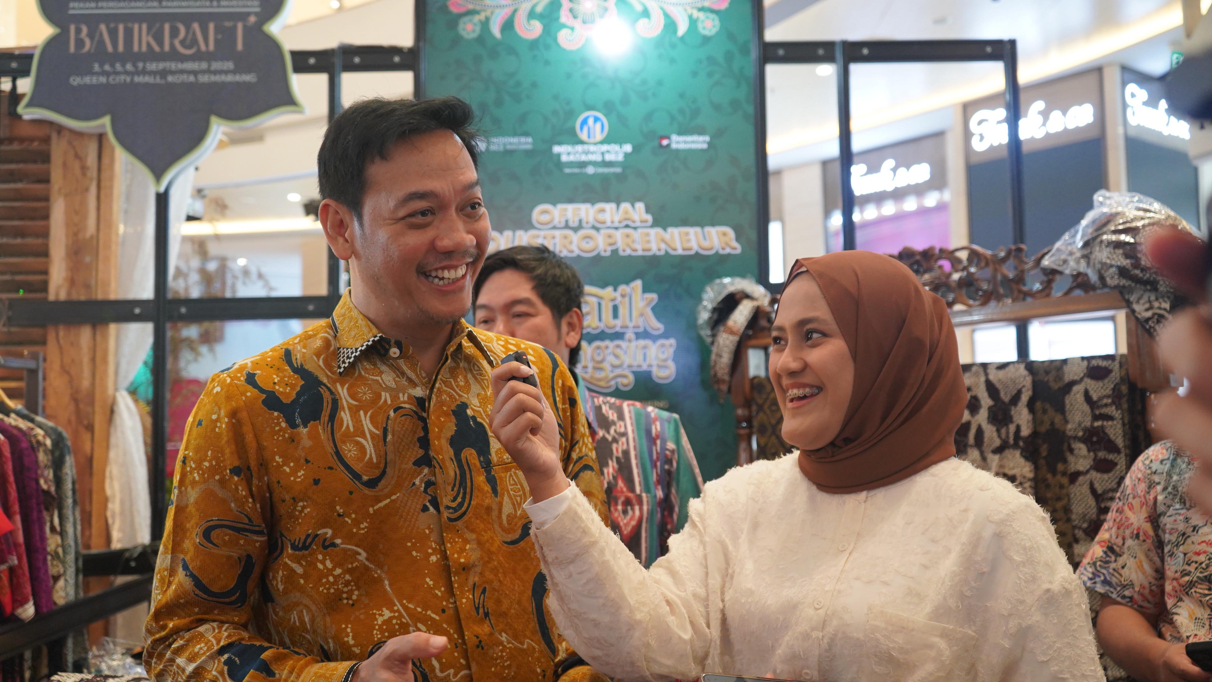 BATIK: Suasana stan batik Gringsing dalam Pameran Batikraft & Kopi Wastra Aroma yang digelar Kamar Dagang dan Industri (KADIN) Jawa Tengah di Queen City Mall, Kota Semarang.