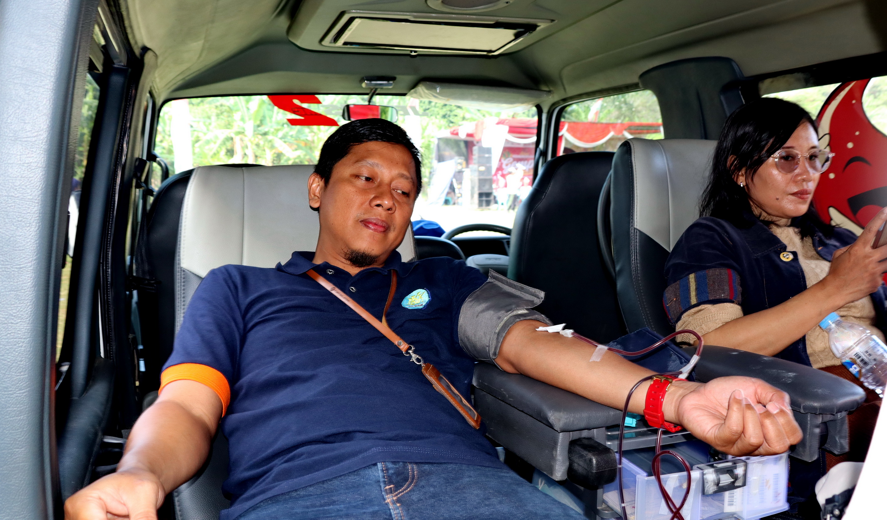 LAYANAN MOBILE - UPD PMI Kota Pekalongan saat menggelar layanan donor mobile, dengan kendaraan khusus pada salah satu kegiatan yang digelar warga Kota Pekalongan berapa Waktu kemarin.