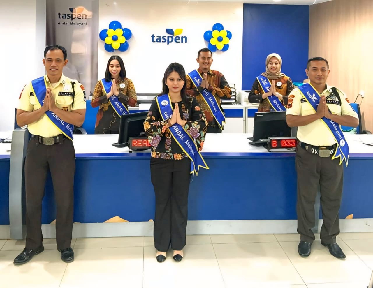KOMPAK - Sebagian tim dari Taspen KC Pekalongan, yang kompak berikan layanan terbaik kepada peserta, pada peringatan Hari Pelanggan, pada Kamis (4/9/2025).