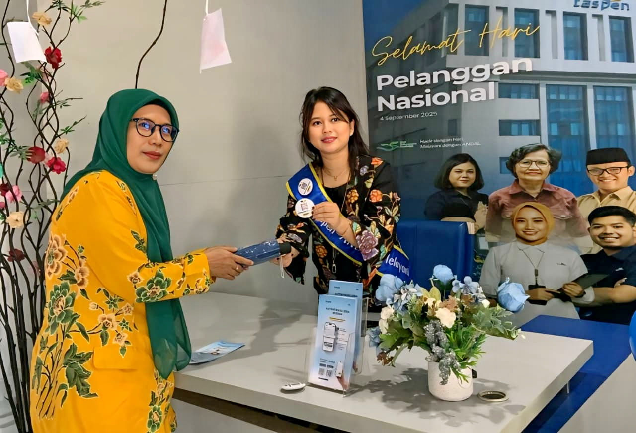 SERAHKAN SOUVENIR - Branch Manager PT Taspen KC Pekalongan RR Ratri Feminingrum saat serahkan souvenir kepada salah satu peserta yang membutuhkan layanan, pada Kamis (4/9/2025).