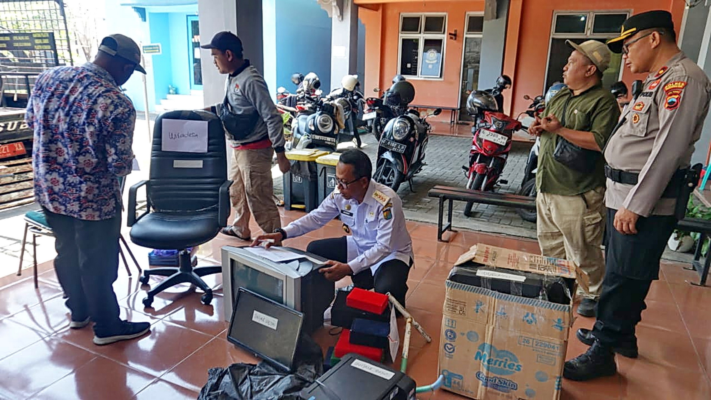 CEK BARANG &ndash; Sejumlah barang jarahan yang dikembalikan, saat dicatat oleh Camat Pekalongan Utara dan Kapolsek setempat, di kantor Kecamatan setempat, Rabu (3/9/2025).
