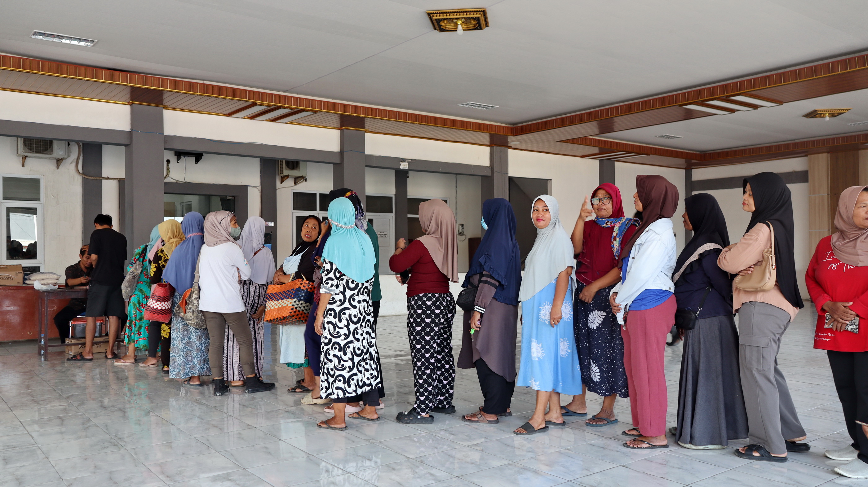 ANTRE - Warga Pekalongan Timur saat antri beli kupon sembako murah di kantor Kecamatan setempat, pada Kamis (4/9/2025)