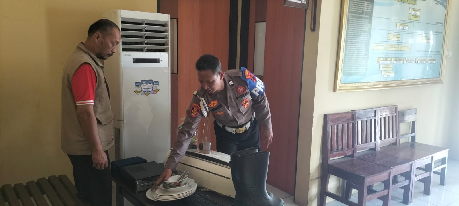PENGEMBALIAN BARANG JARAHAN: Polsek Bojong, Kabupaten Pekalongan, saat menerima pengembalian barang jarahan dari kericuhan demonstrasi di DPRD Kota Pekalongan.