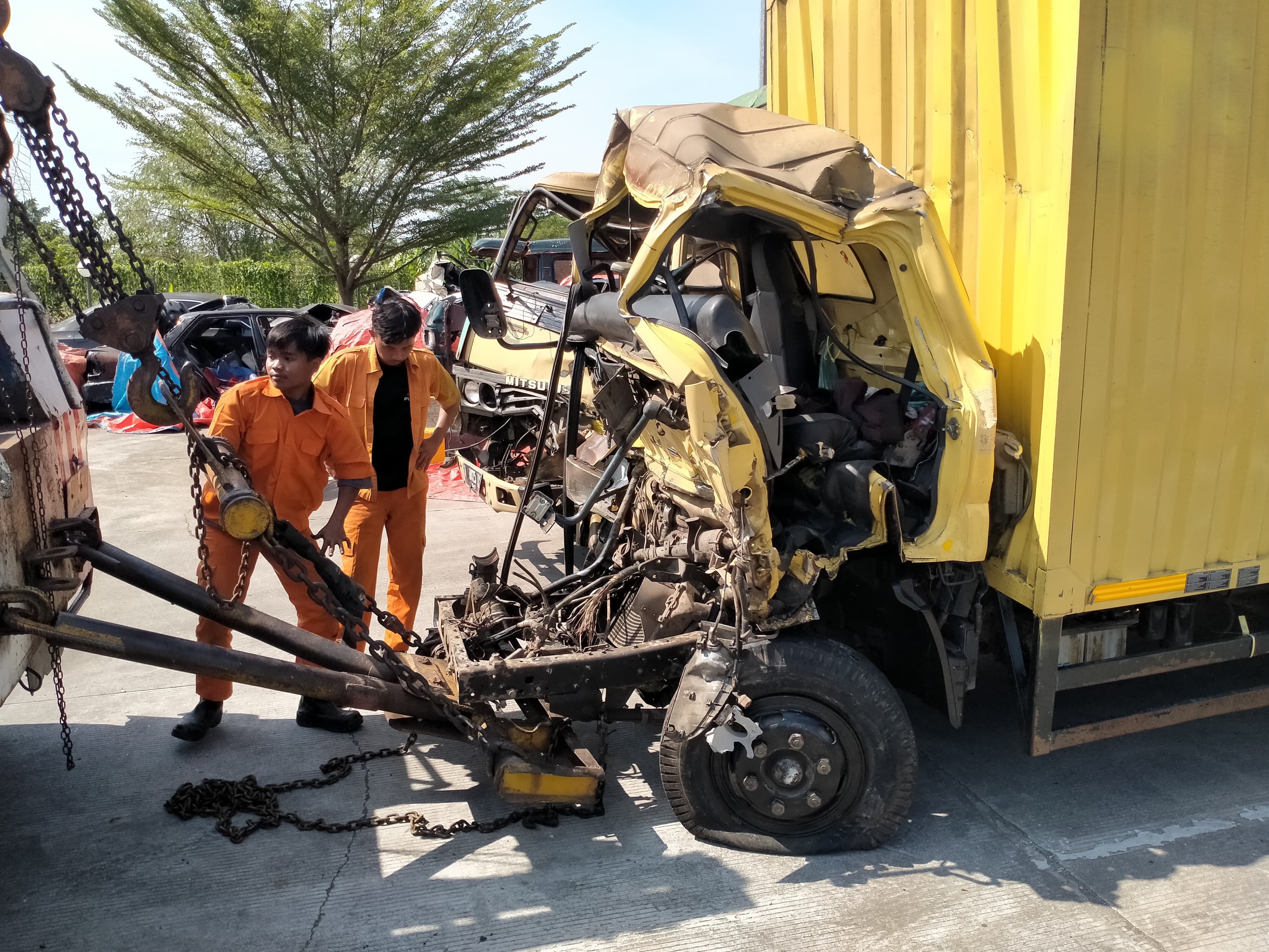 RINGSEK PARAH: Kondisi truk boks Mitsubishi Canter saat dievakuasi dengan kendaraan derek ke Gerbang Tol Pekalongan usai kecelakaan, Minggu (7/9/2025).