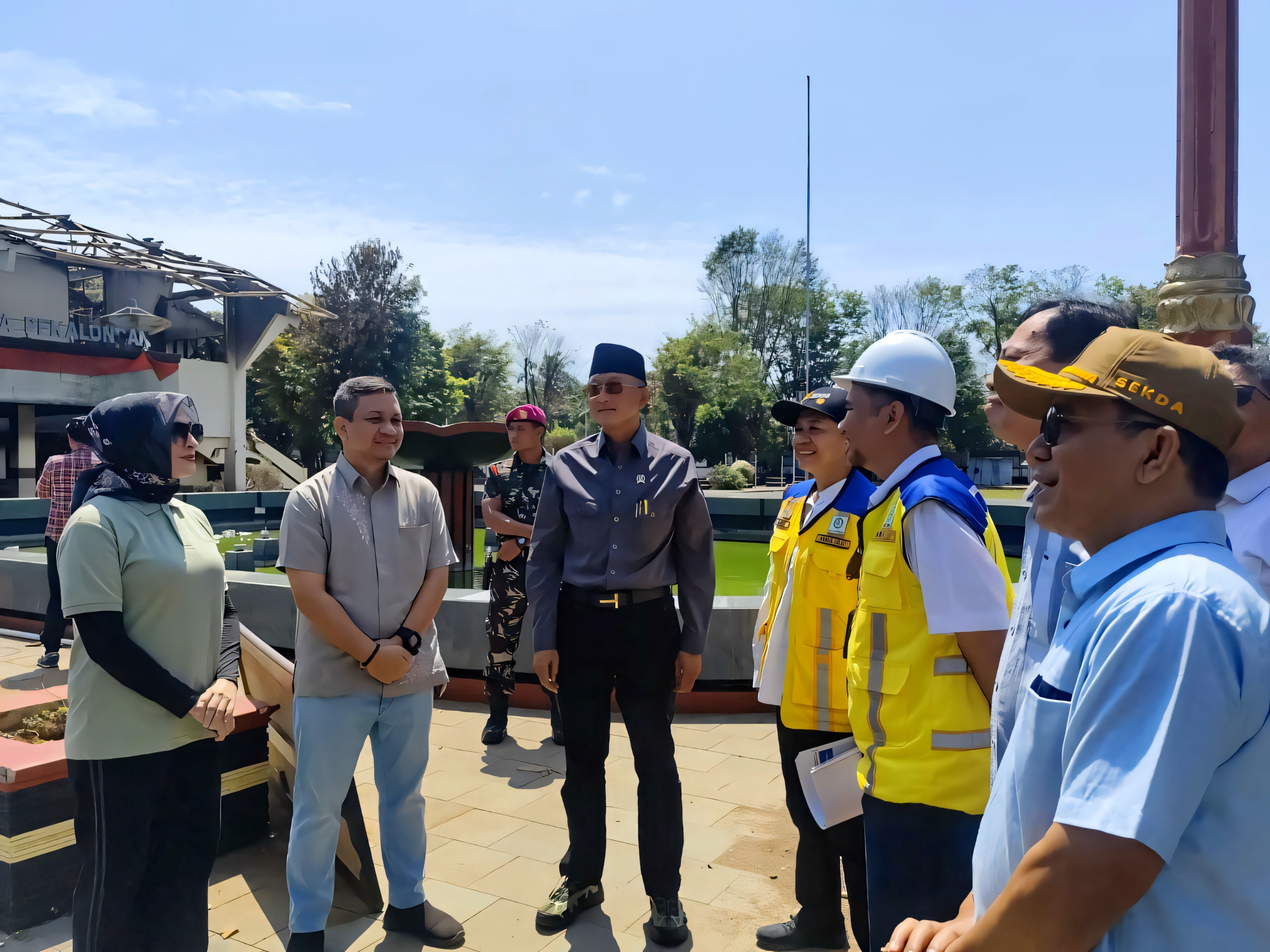 PANTAU LANGSUNG - Menteri PU RI Dody Hanggodo ditemani Walikota Pekalongan Mas Aaf dan jajaran saat meninjau langsung Gedung Pemkot dan DPRD yang terbakar habis, Minggu (7/9/2025).
