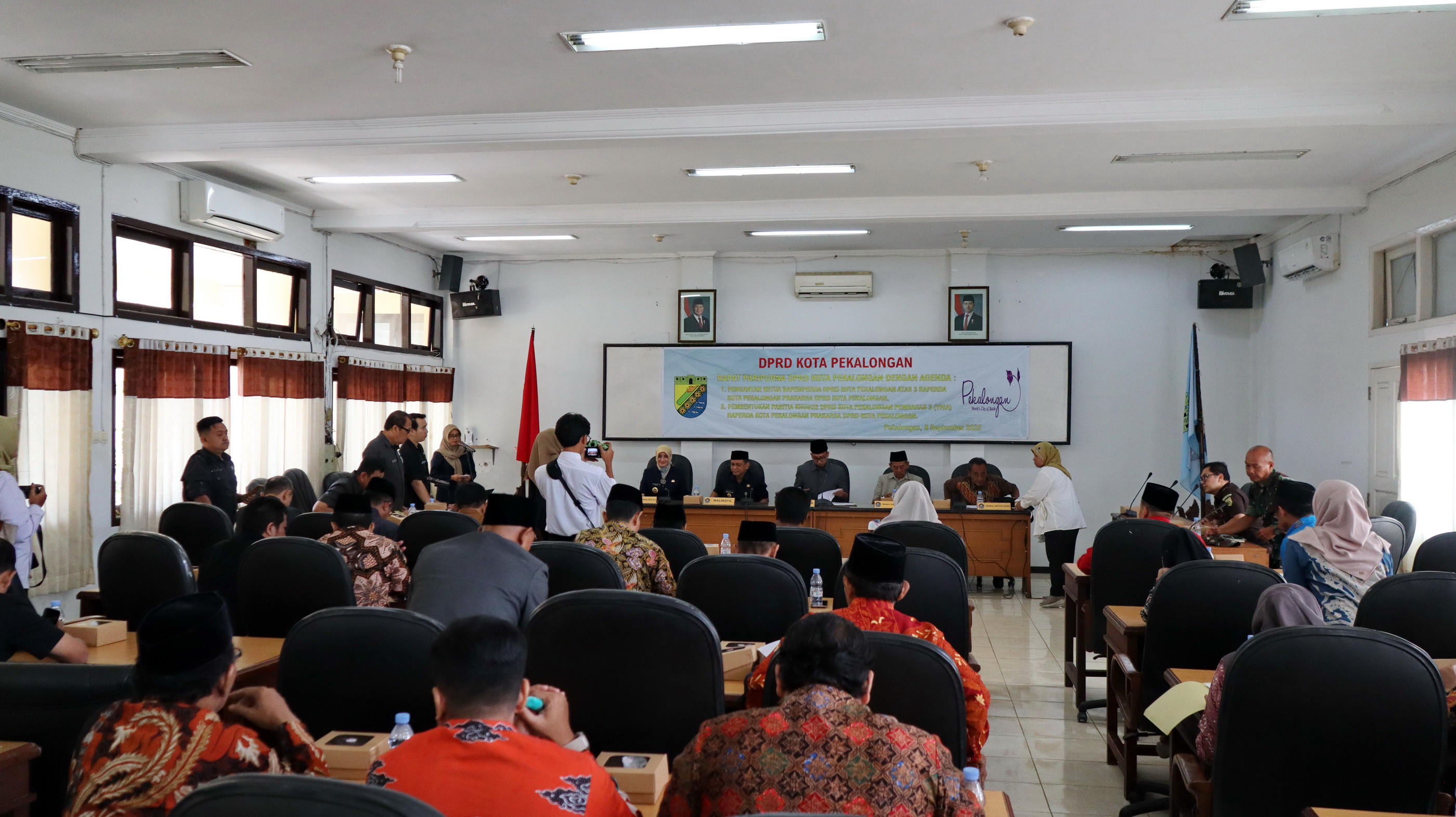 RAPAT PARIPURNA - DPRD dan Pemkot Pekalongan saat menggelar Rapat Paripurna di gedung&nbsp; BLK setempat, pada Senin (8/9/2025).&nbsp;