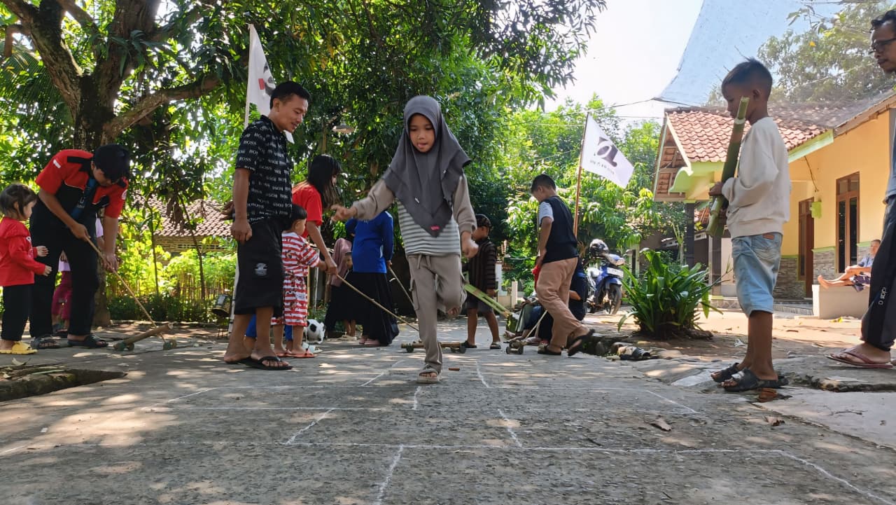 MAINAN TRADISIONAL - Beberapa anak di Desa Kecepak, Kabupaten Batang saat dolanan jadul, pada Minggu (7/9/2025).