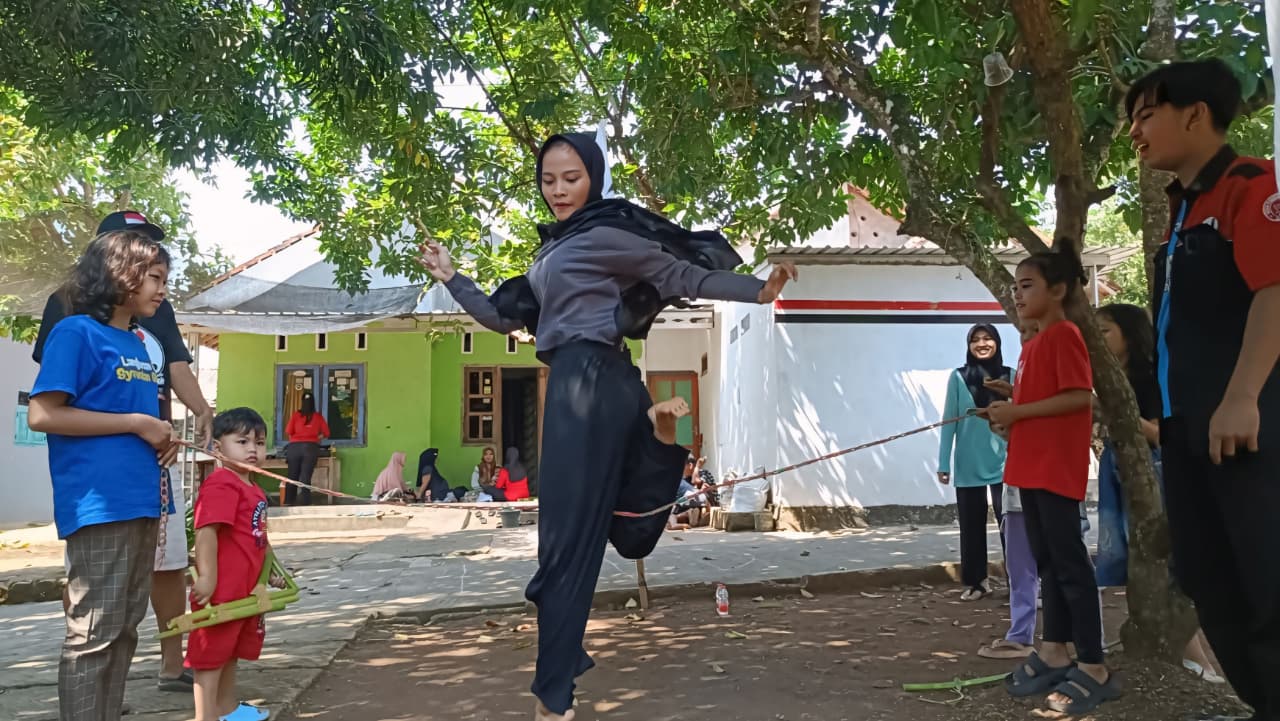 MAINAN TRADISIONAL - Beberapa anak di Desa Kecepak, Kabupaten Batang saat dolanan jadul lompat tali karet, pada Minggu (7/9/2025).