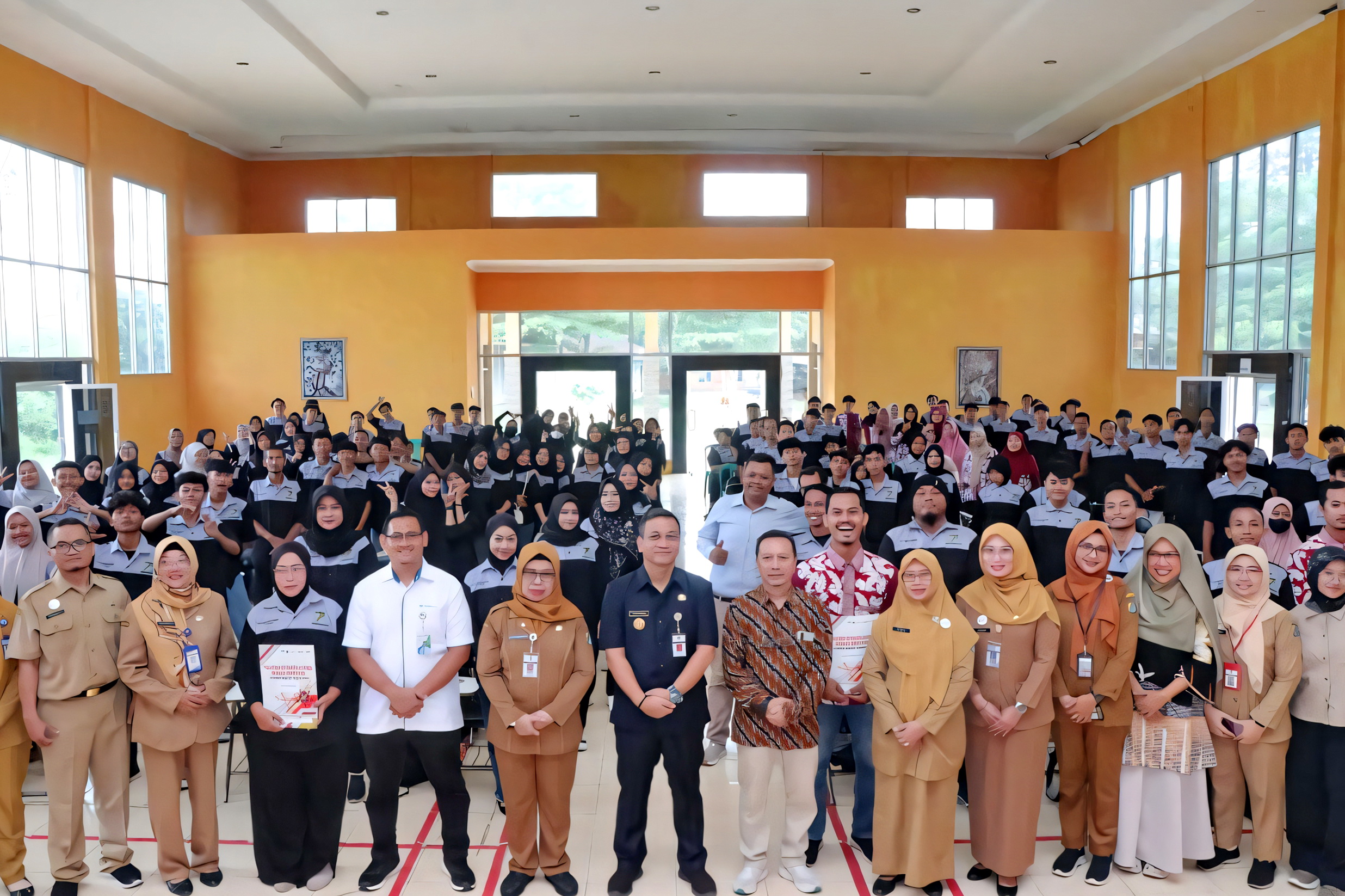 KOMPAK - Usai penutupan pelatihan,&nbsp;Wali Kota Pekalongan, HA Afzan Arslan Djunaid berfoto bersama tim Dinperinaker dan peserta pelatihan, Senin(8/9/2025) di gedung BLk setempat.