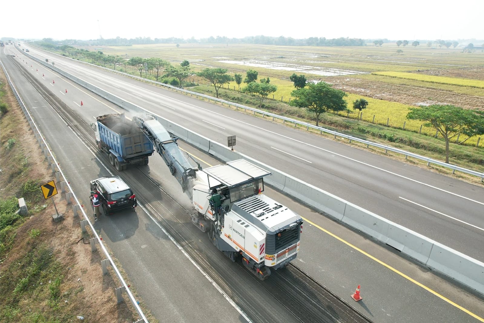 PEMELIHARAAN: Salah satu titik pekerjaan pemeliharaan jalan tol Pemalang-Batang.