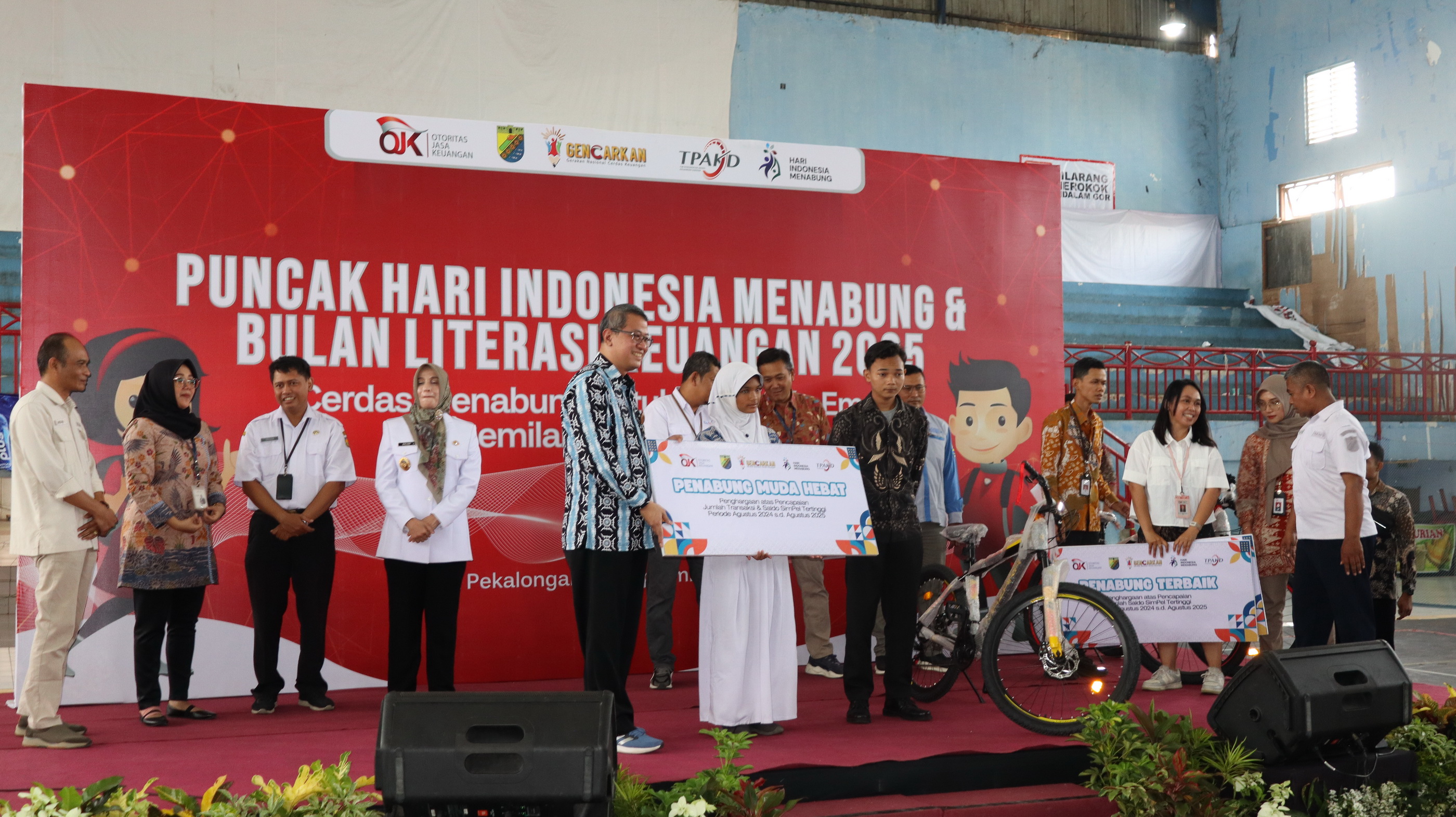 PENGHARGAAN - Pelajar pemilik saldo tabungan tertinggi pada program menabung tahun sebelumnya dapat hadiah sepeda, pada peringatan HIM, di GOR Jetayu,&nbsp;Rabu (10/9/2025).