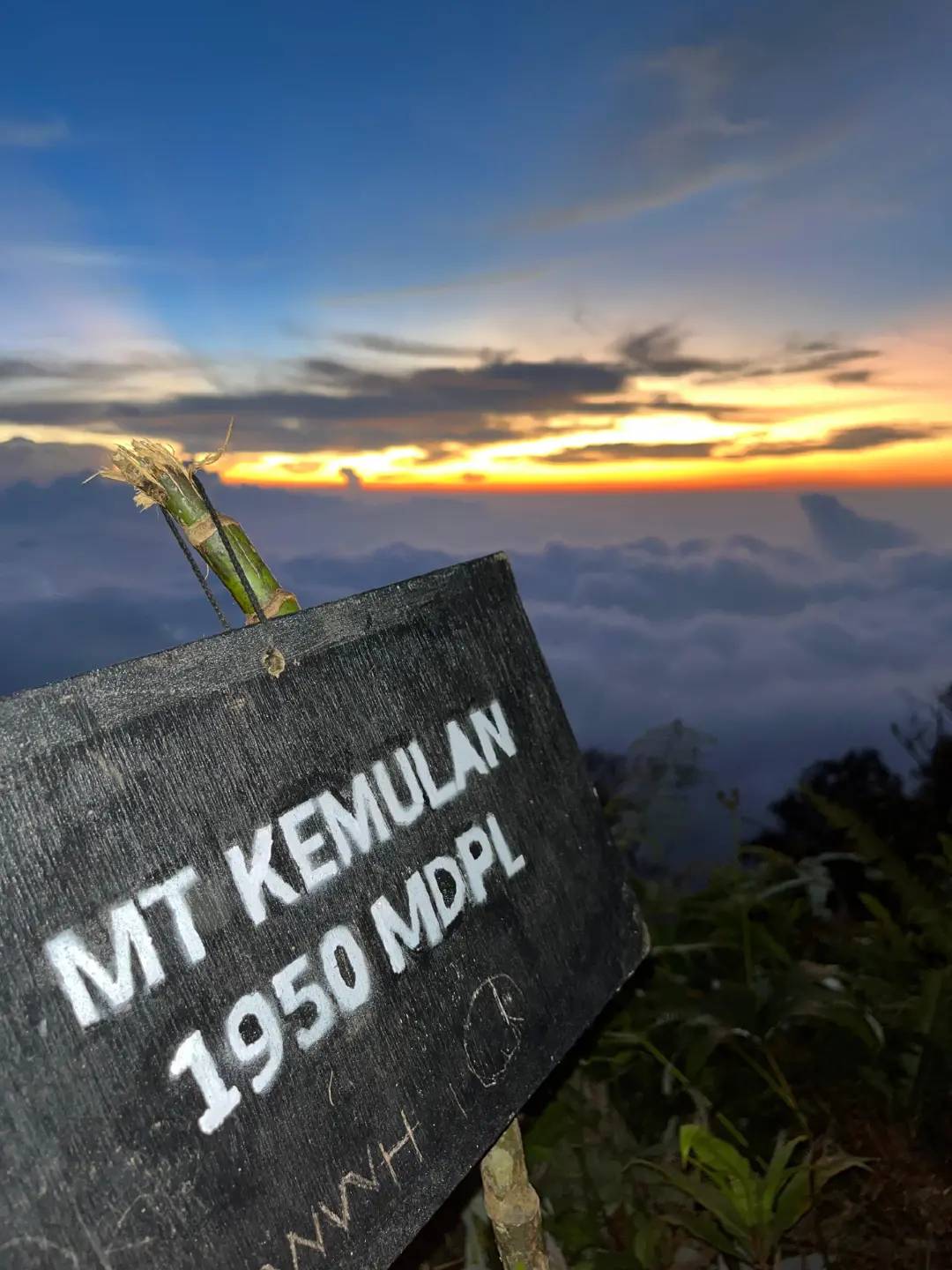 PENDAKIAN: Foto netizen di puncak Gunung Kemulan yang sedang viral di Kabupaten Batang.