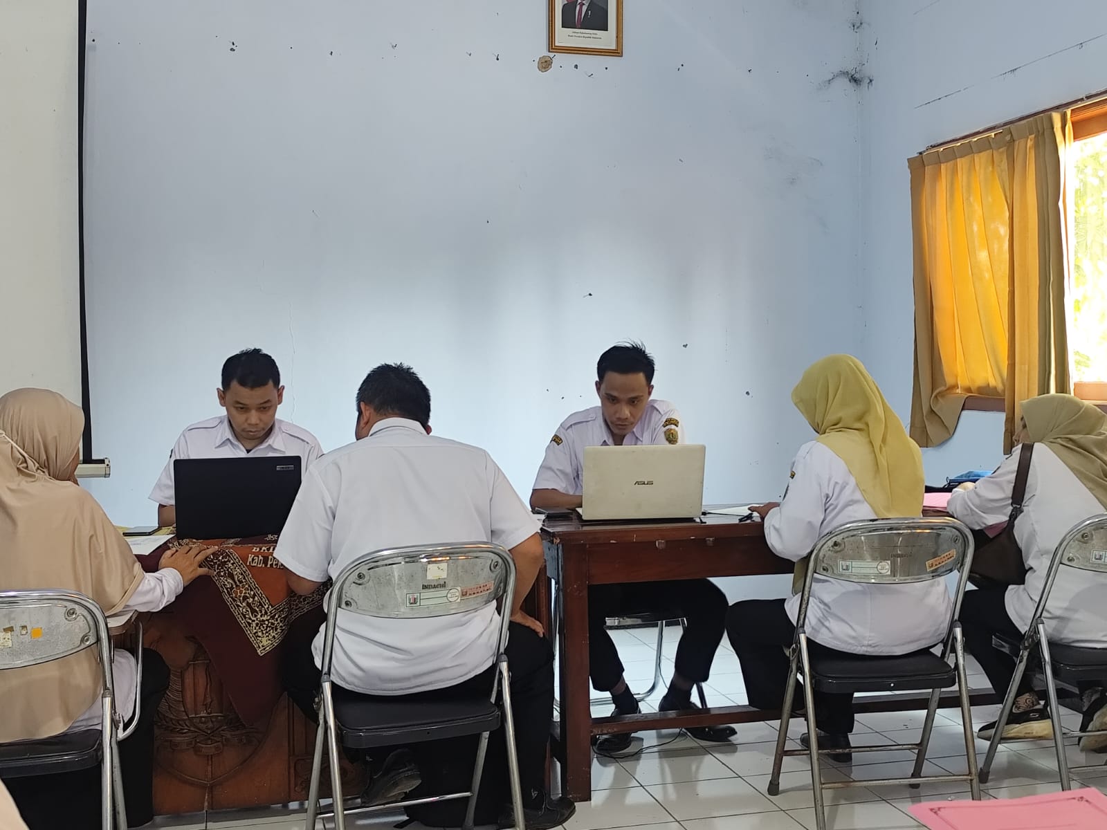 VERIFIKASI: Petugas BKPSDM Kabupaten Pekalongan saat melakukan proses verifikasi data honorer yang akan diusulkan jadi PPPK Paruh Waktu.