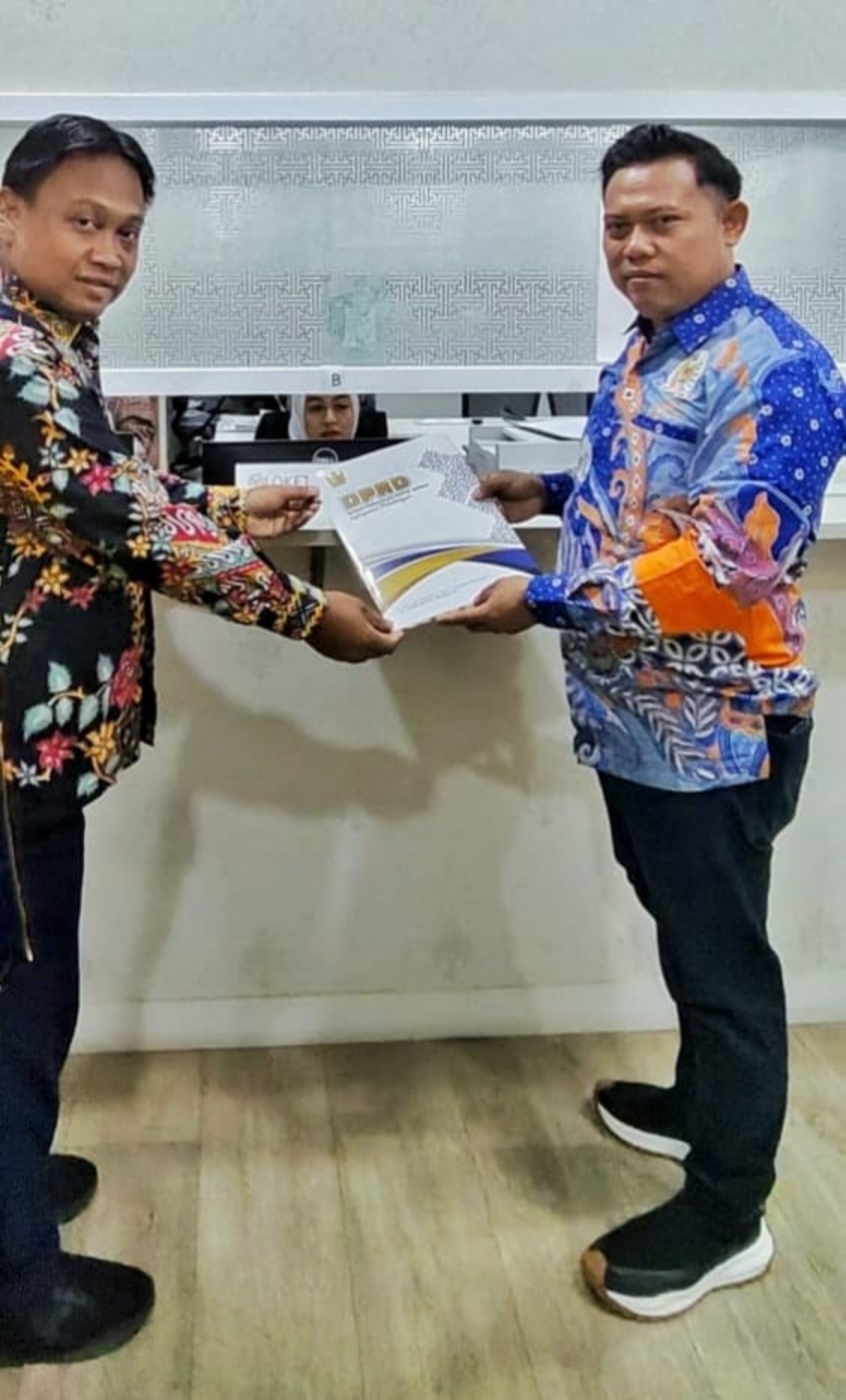 SERAHKAN ASPIRASI: Wakil Ketua DPRD Kabupaten Pekalongan Ruben Prabu Faza dan Ahmad Ridhowi saat menyerahkan berkas audiensi ke Sekretariat Jenderal DPR RI, Selasa (9/9/2025).