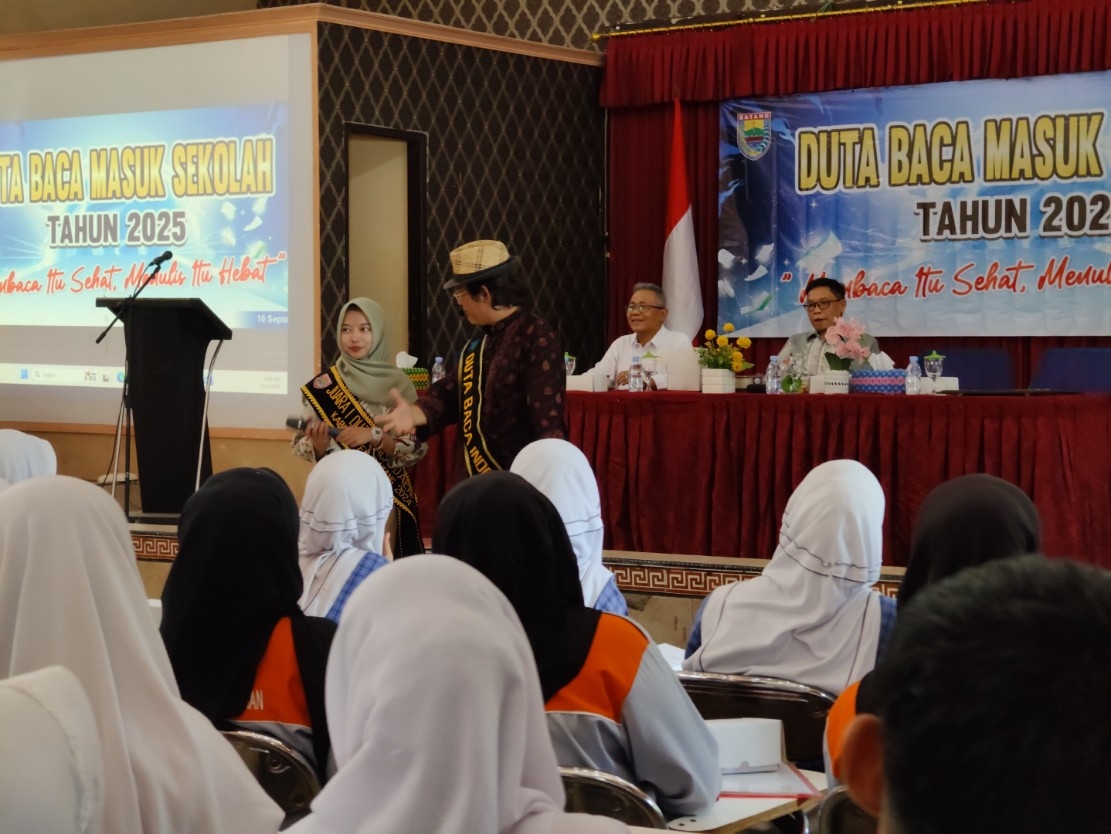 LITERASI: Duta Baca Perpustakaan Nasional RI saat berinteraksi dengan pelajar di SMK 1 Kandeman.