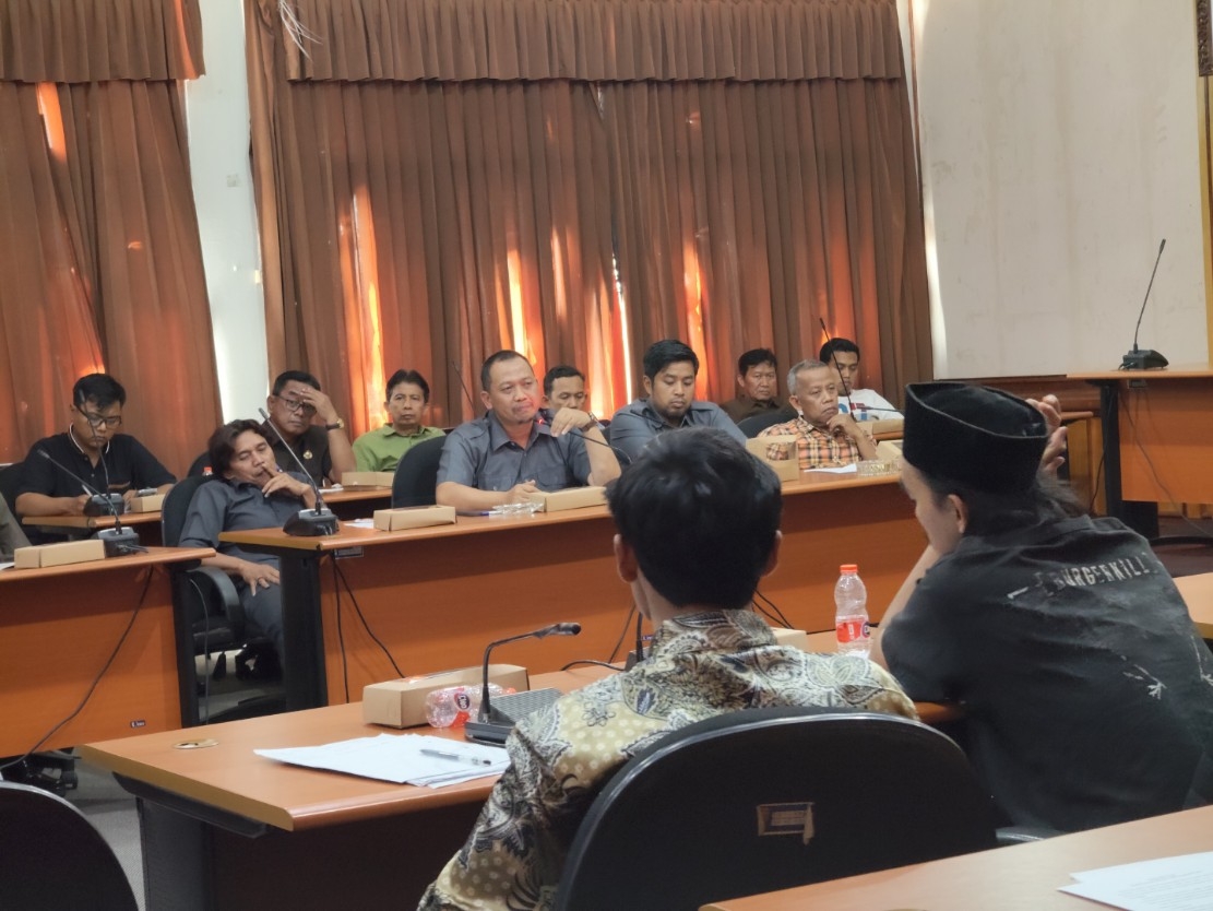 AUDIENSI: Suasana audiensi para mahasiswa dengan anggota dewan di DPRD Kabupaten Batang.