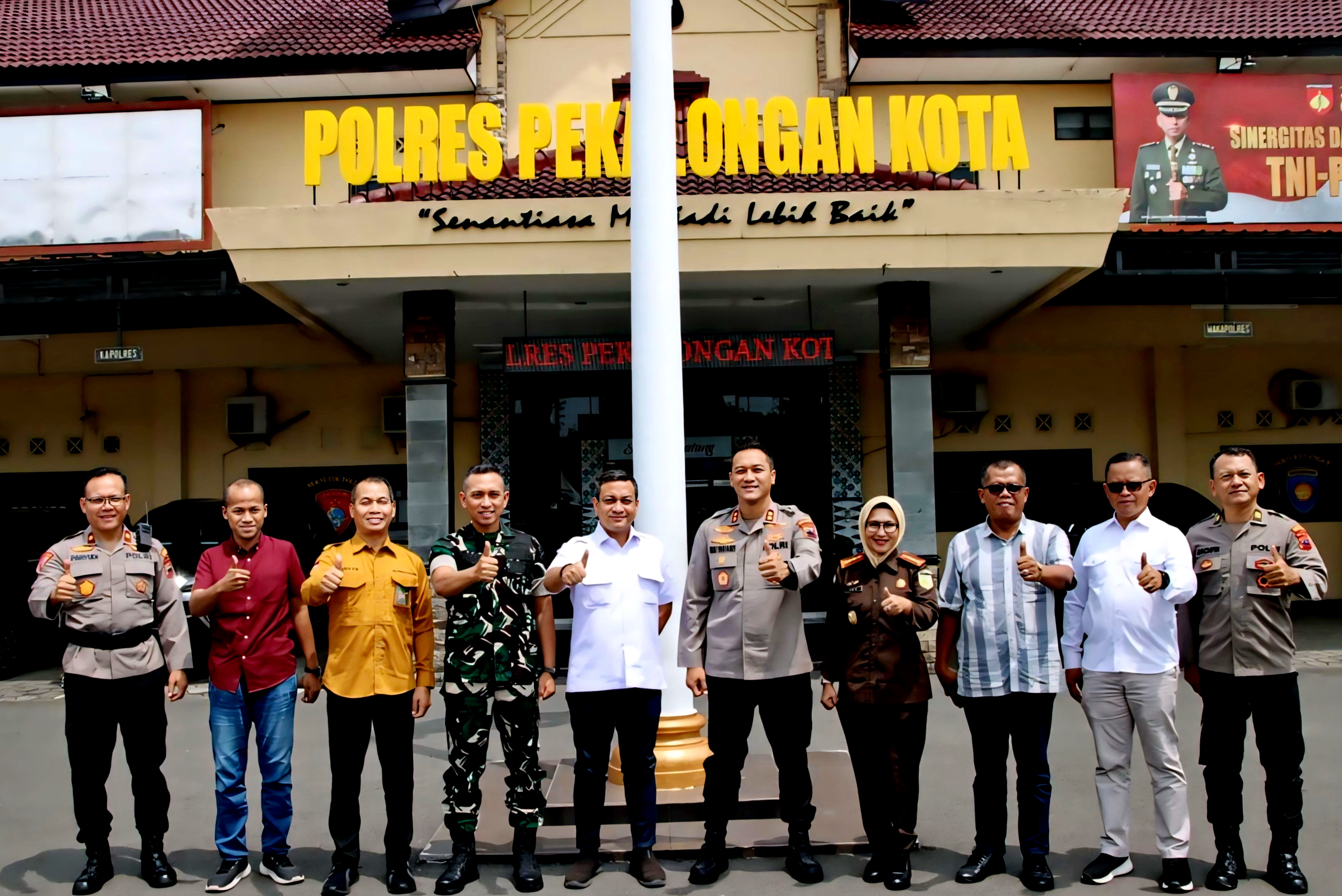 KOMPAK &ndash; Forkopimda dan Jajaran Polres Pekalongan Kota, saat berfoto bersama usai nyatakan sikap, siap siaga menjaga Kota Pekalongan.