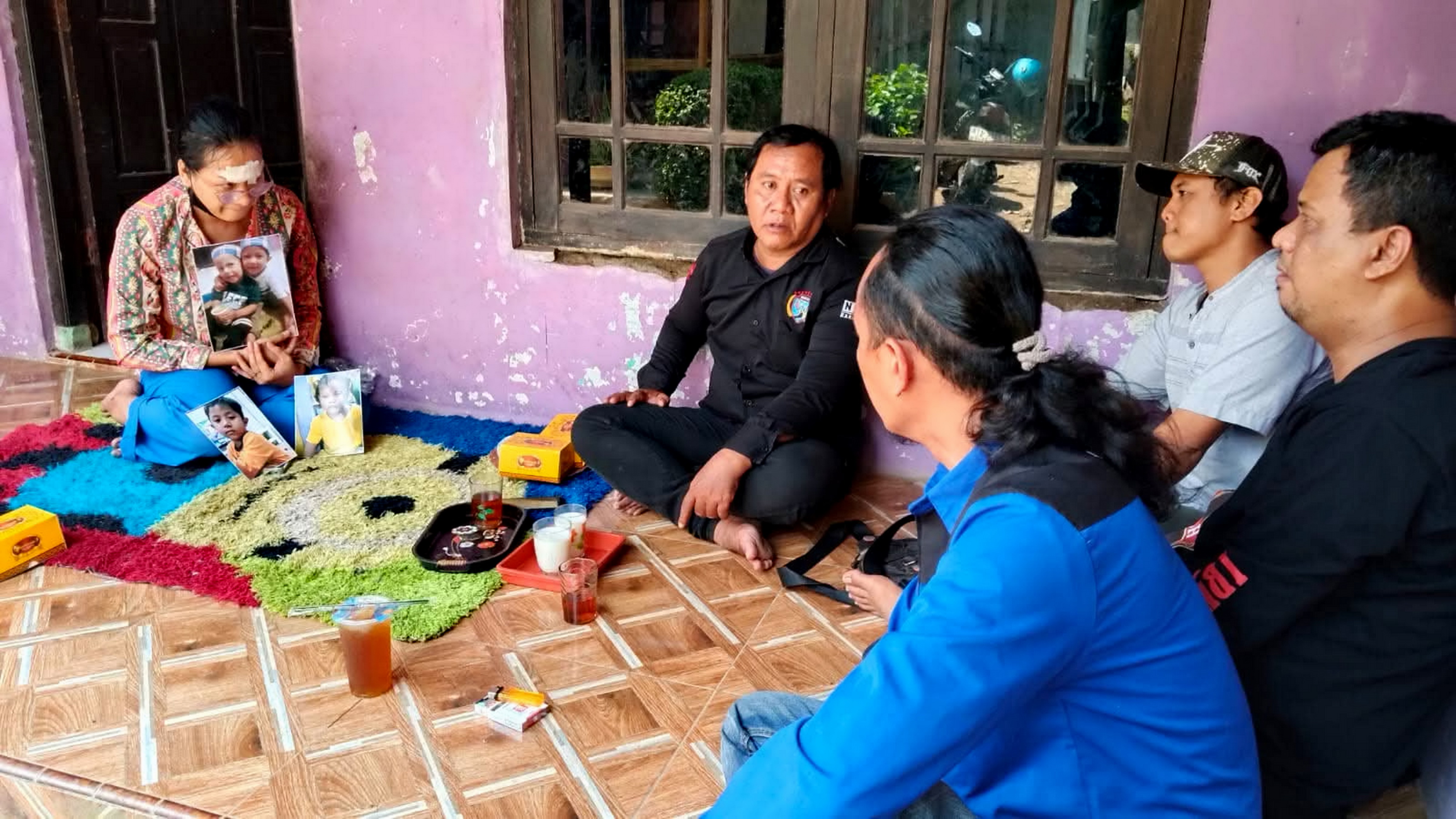 KETERANGAN - Vivi saat berikan keterangan terkait kasusnya di rumahnya, kepada LBB&nbsp;Adyaksa&nbsp;dan perwakilan LSM lain.